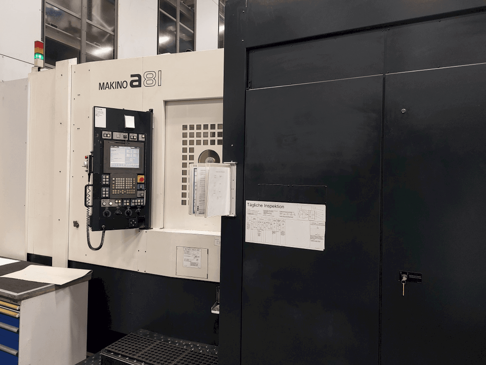 Vista Frontal da Makino a81 máquina
