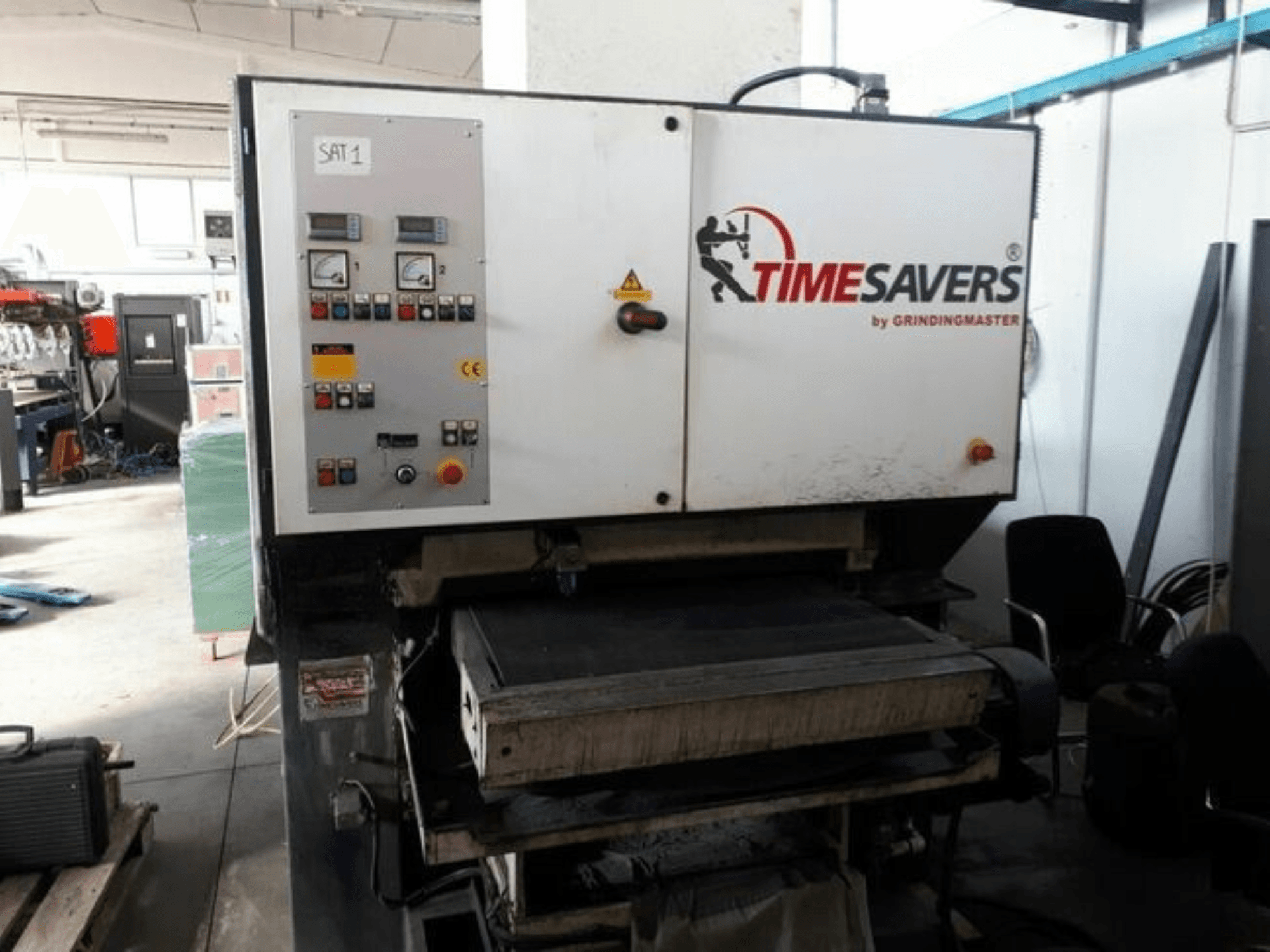 Vista frontal da máquina de rebarbação TIMESAVERS 41-SERIE-900-WW, com painel de controlo equipado com botões rotativos, botões e indicadores.