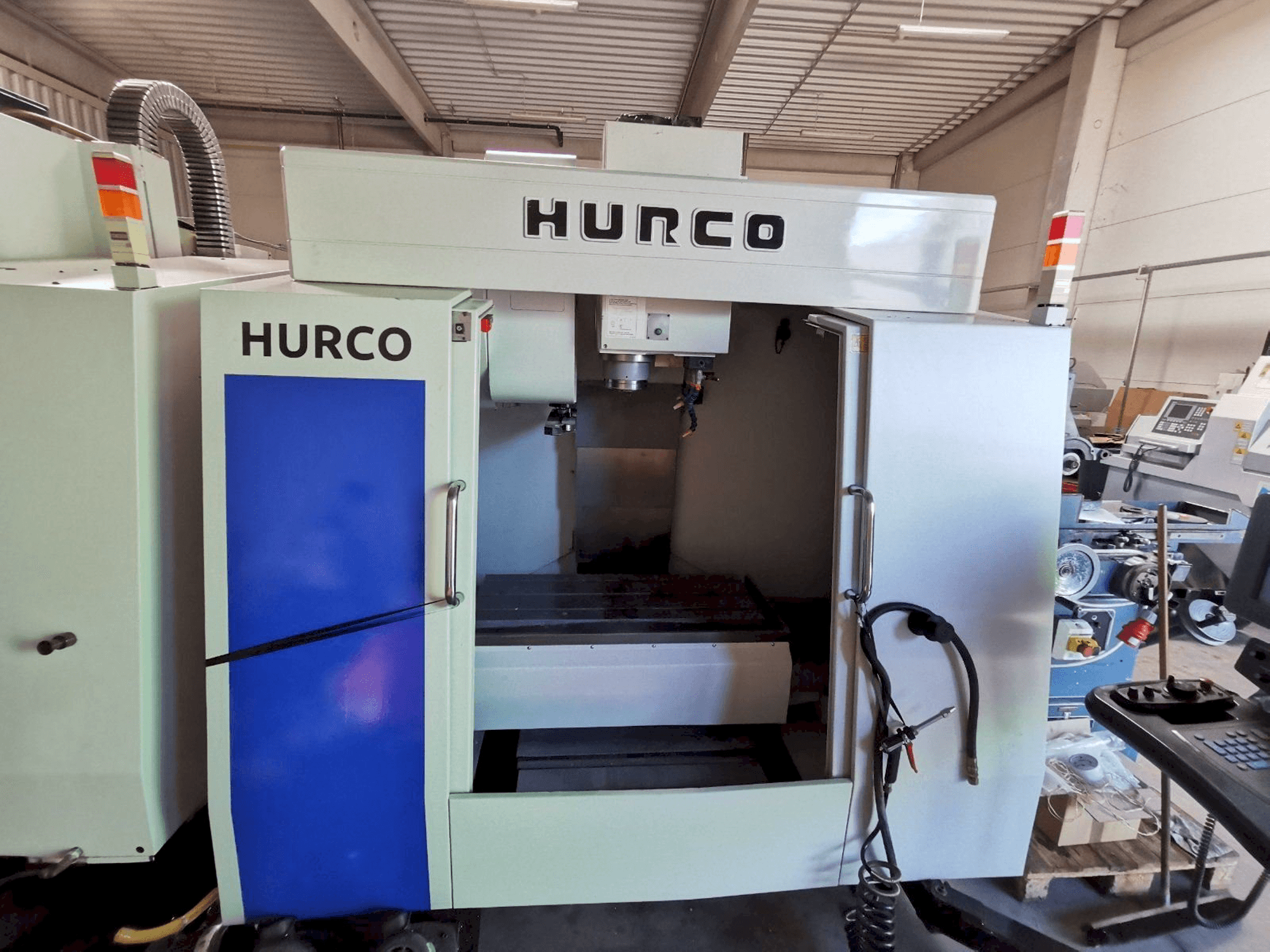 Vista Frontal da Hurco BMC 30 máquina