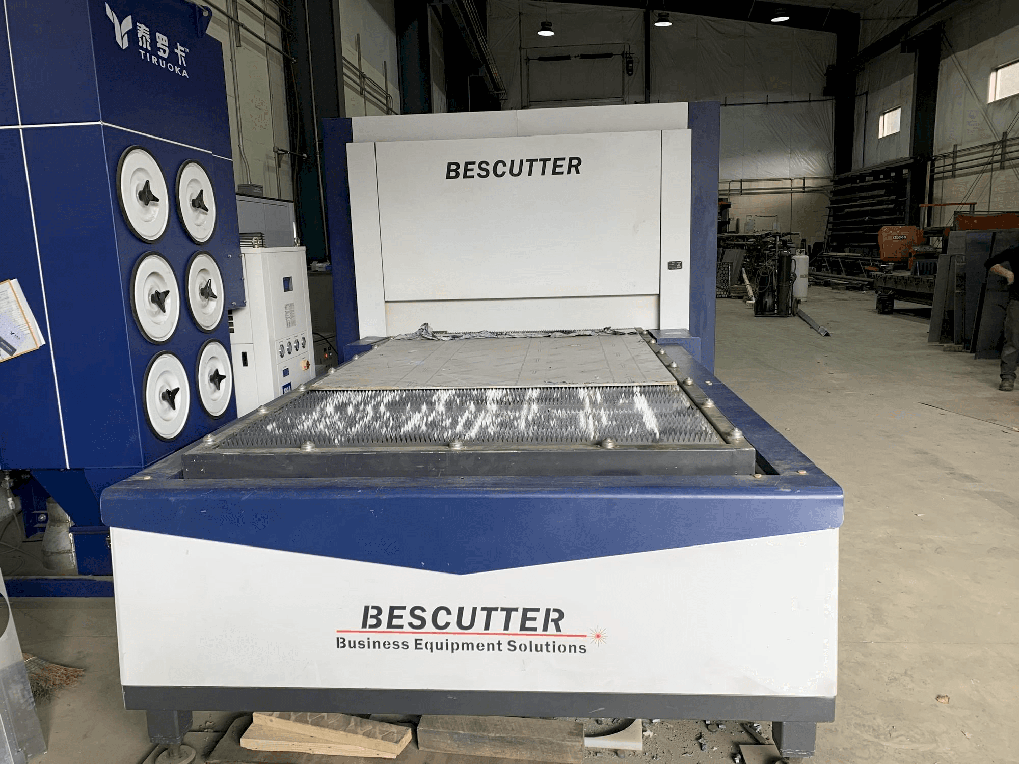 Vista Frontal da BESCUTTER Tital-8000W IPG máquina