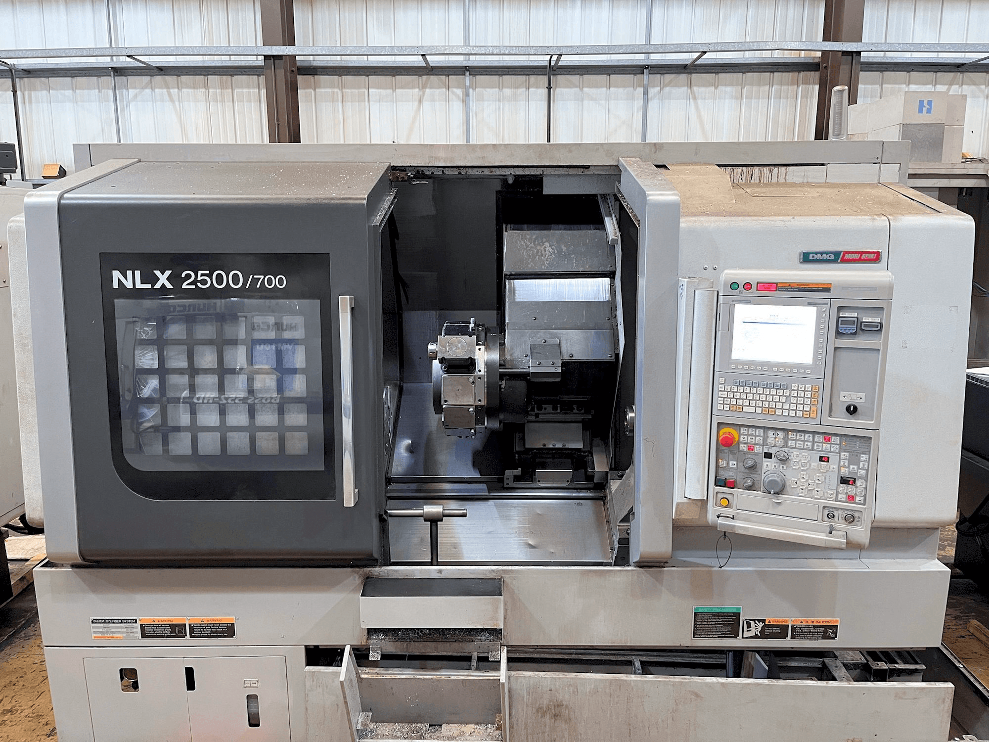 Vista Frontal da MORI SEIKI NLX2500Y-700 máquina