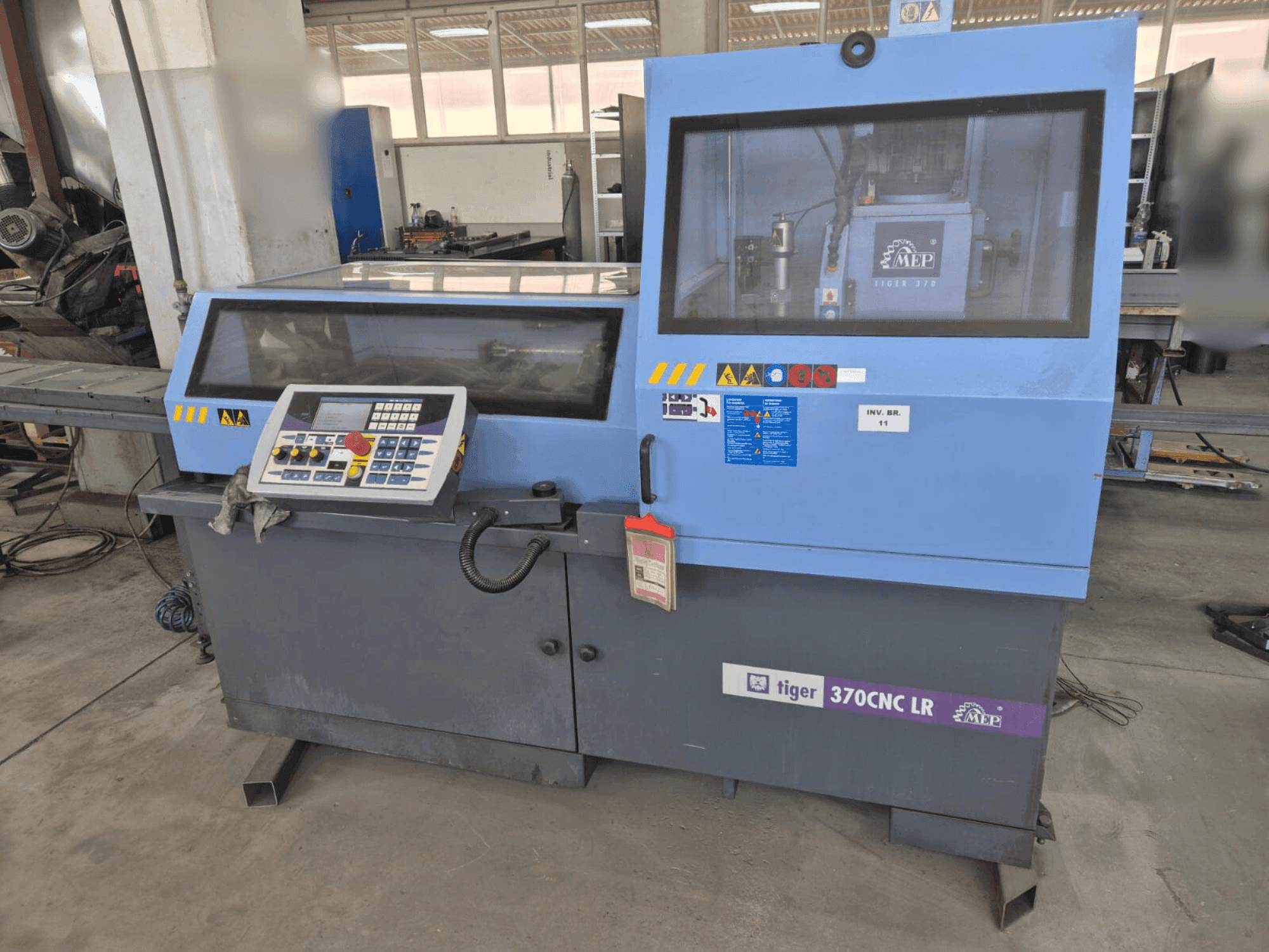 Vista Frontal da MEP Tiger 370 CNC máquina