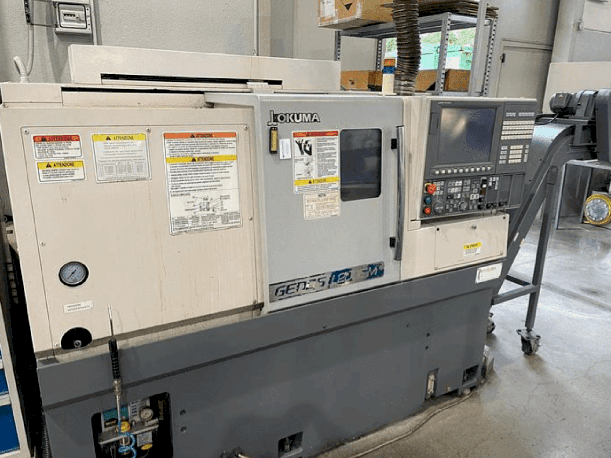 Vista Frontal da Okuma GENOS L200EM máquina