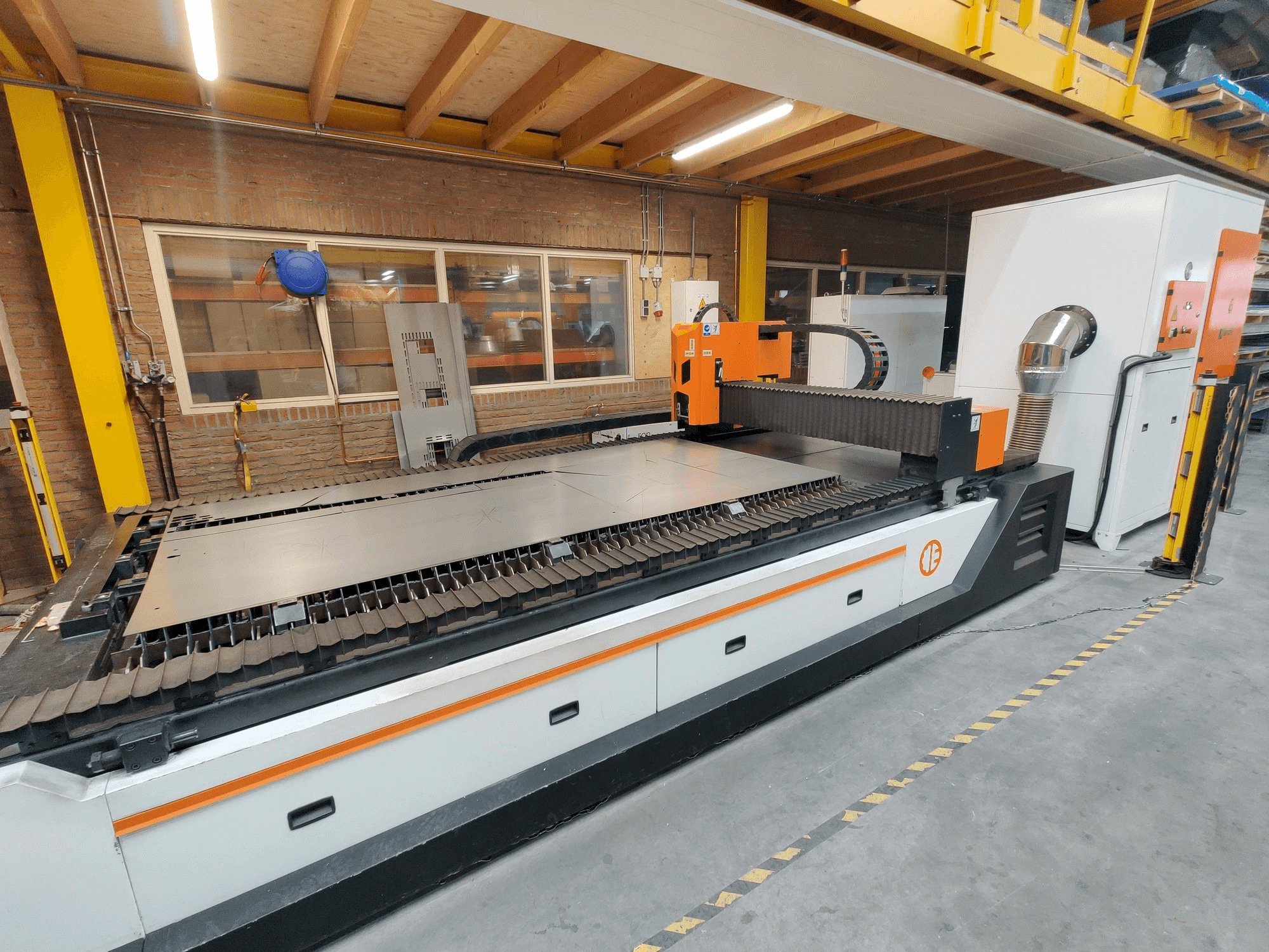Vista Frontal da ERMAKSAN Fibermak Hawk 3015 1kw fiber máquina