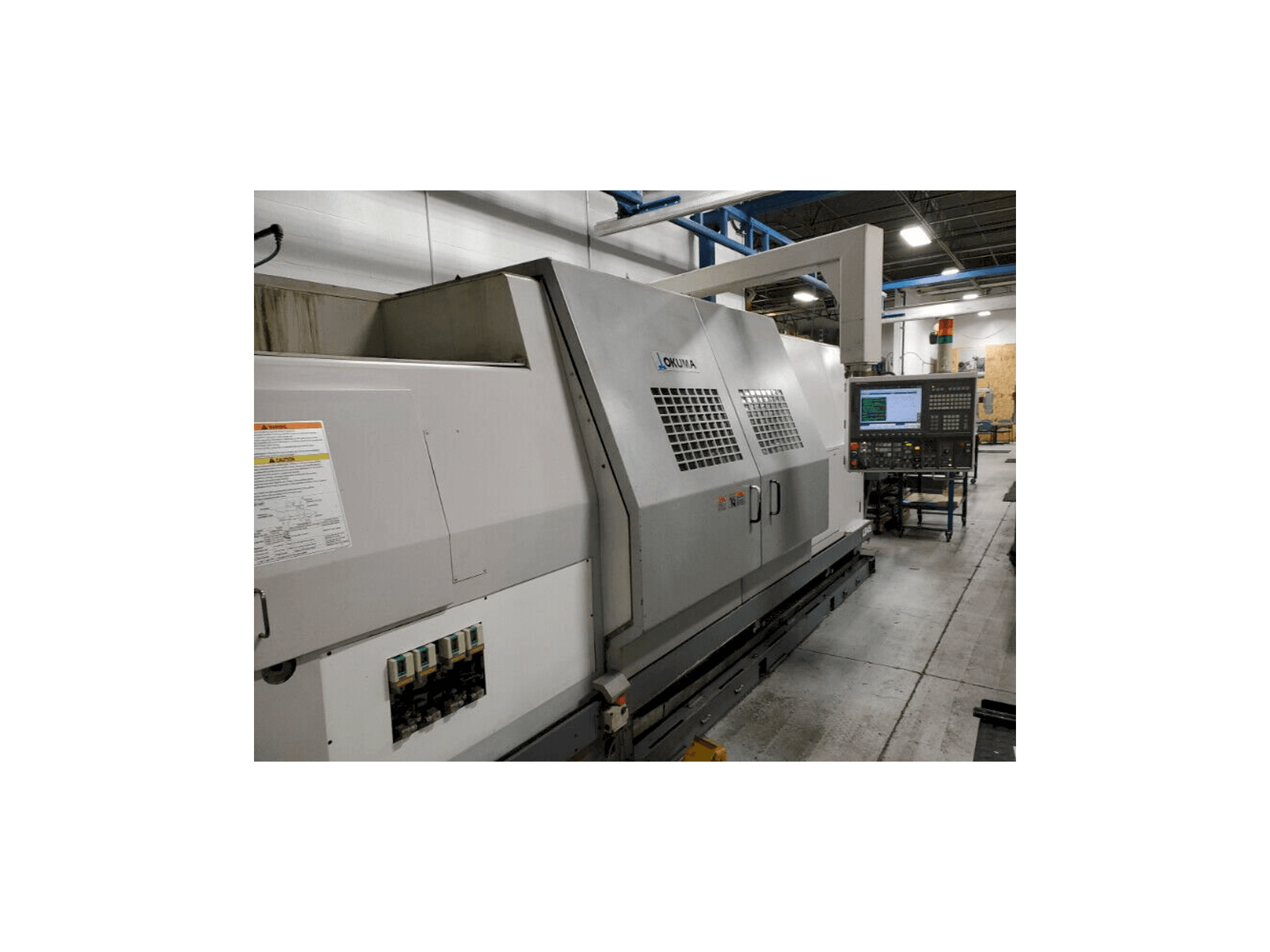 Vista Lateral Esquerda da Okuma LB45 II máquina