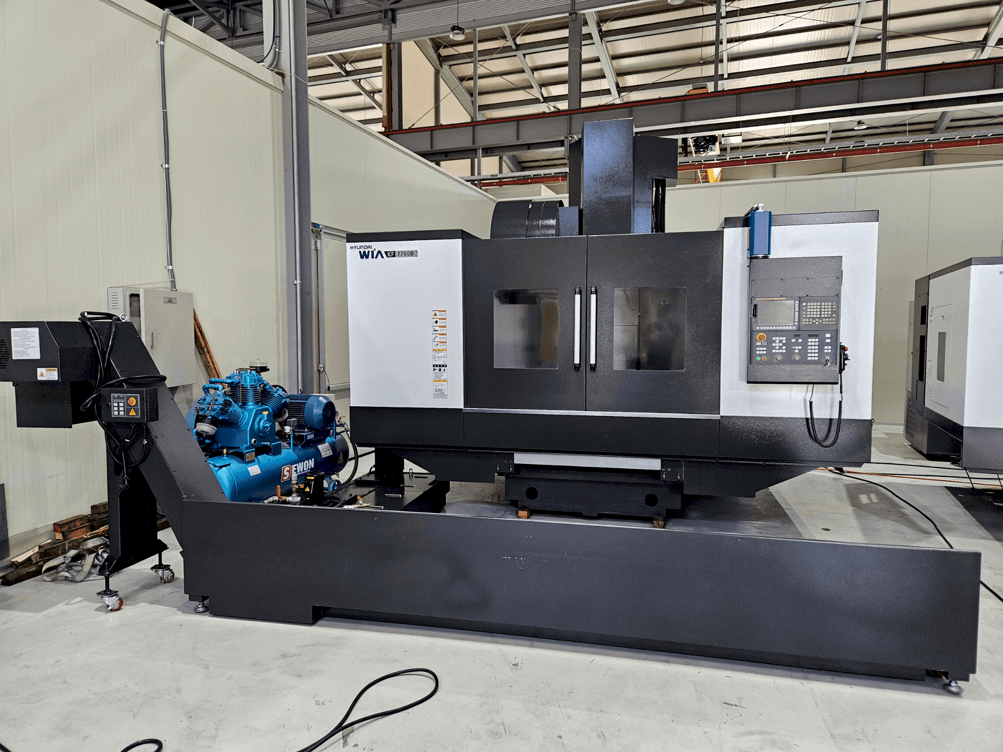 Vista Frontal da Hyundai Wia WIA KF 7700 B máquina