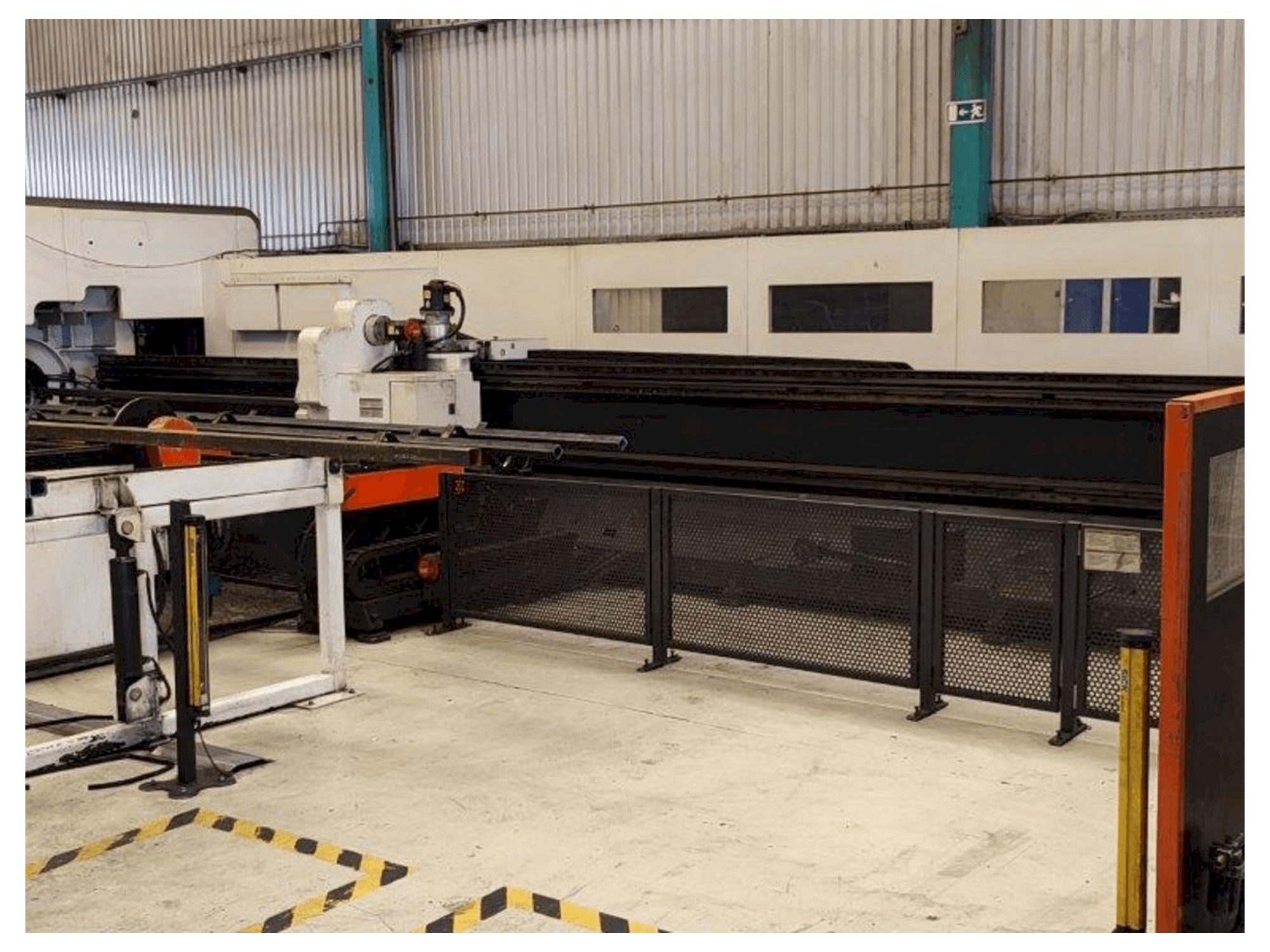 Vista Frontal da Mazak Fabri Gear 220 4kW máquina