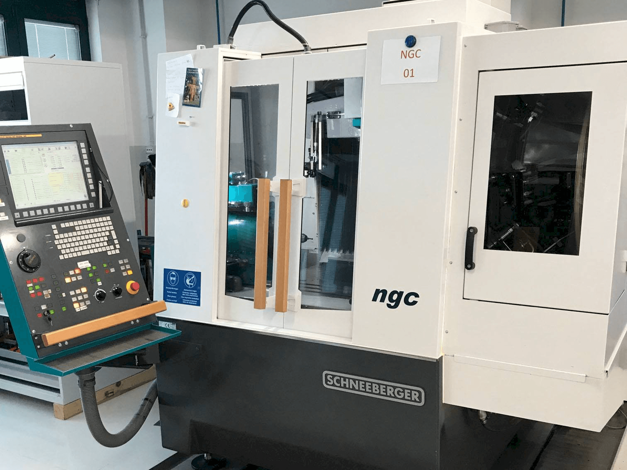 Vista Frontal da Schneeberger NGC máquina