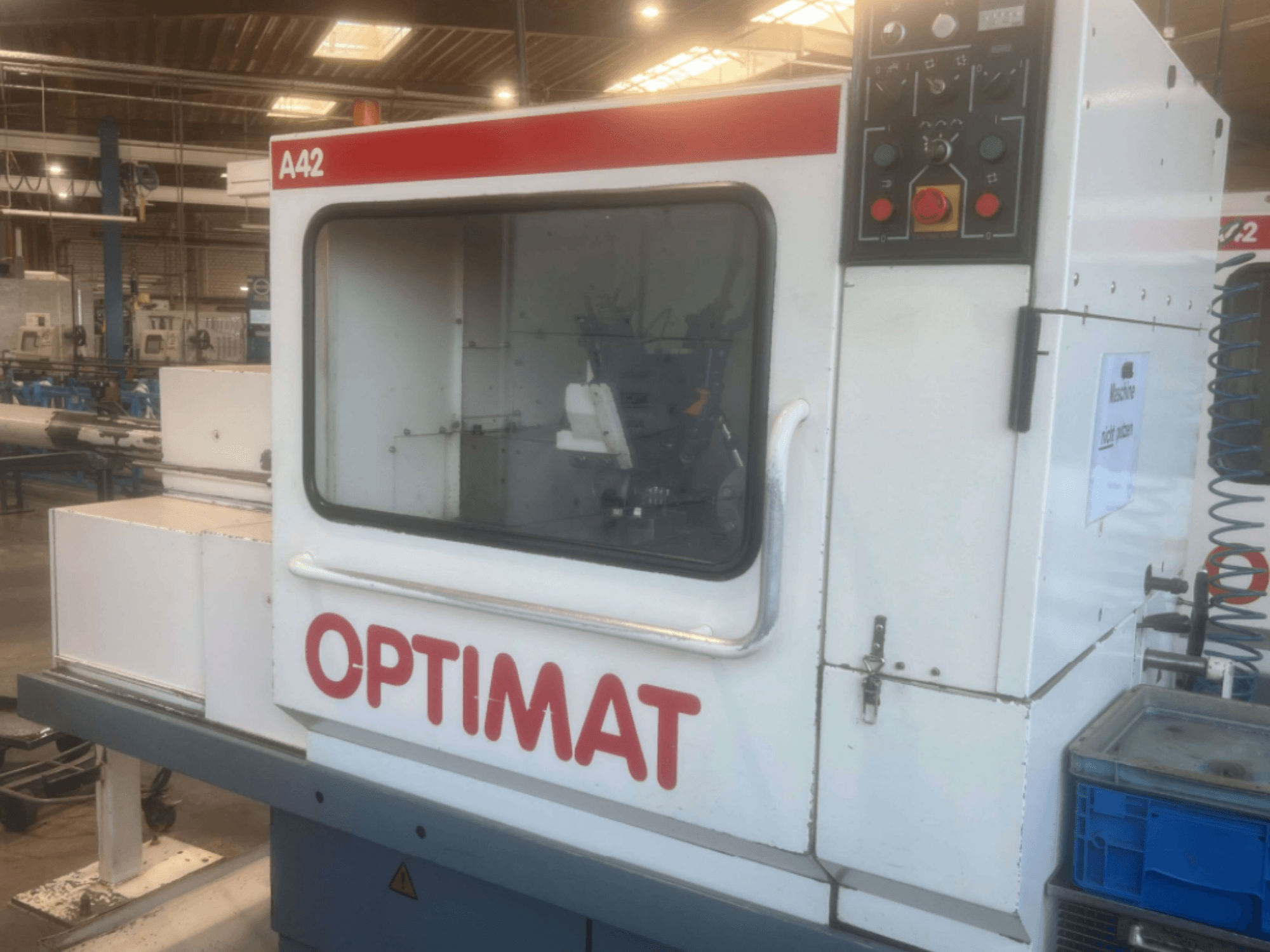 Torno horizontal KOVOSVIT MAS OPTIMAT A42, vista lateral, mostrando o painel de controlo e o grande ecrã de vidro.