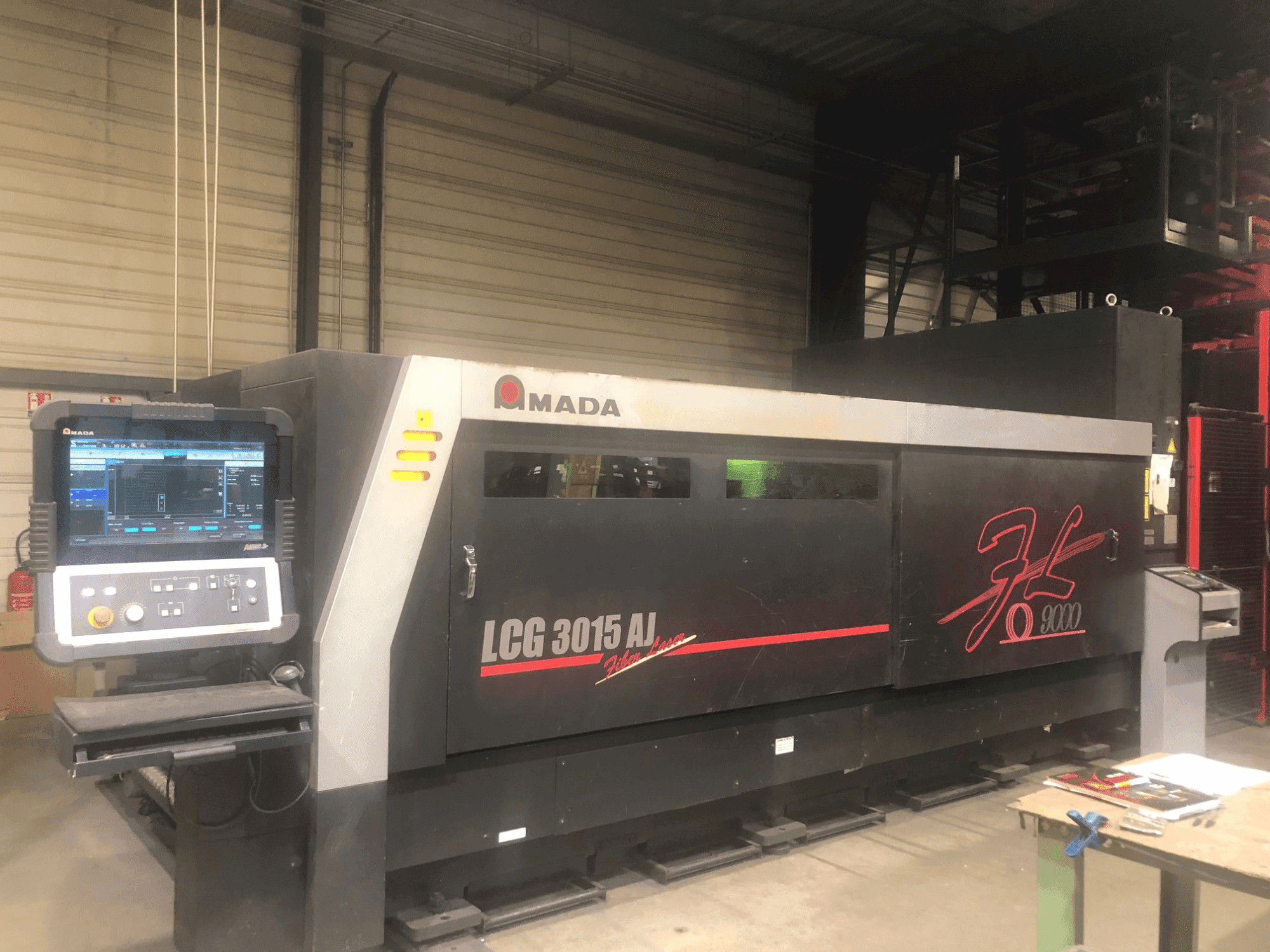Vista Frontal da AMADA LCG-3015AJ 9kw + ASLUL TWIN TOWER máquina
