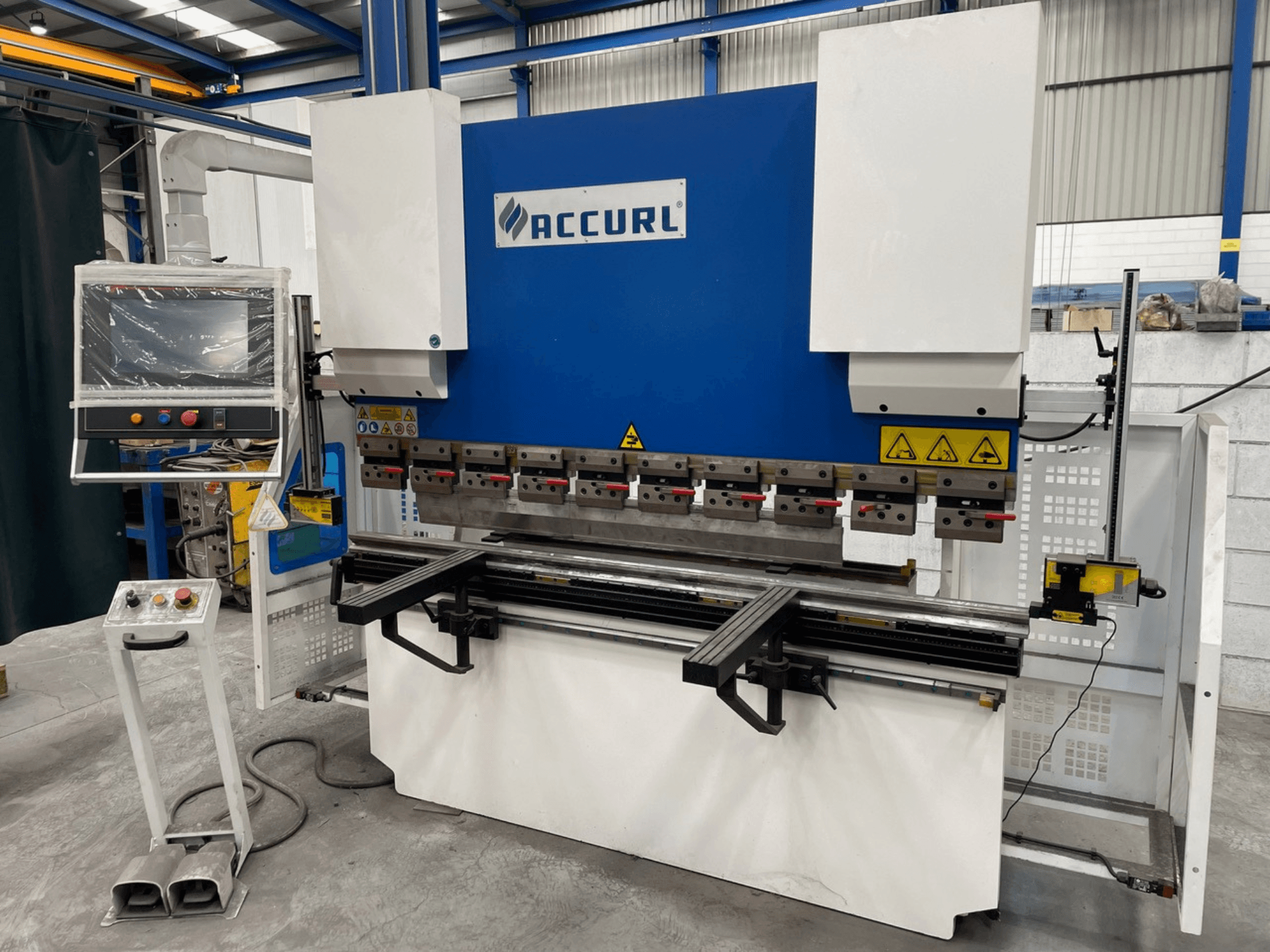 Prensa-dobra ACCURL M37-63Tx2000 vista de frente, com o painel de controlo, os dispositivos de segurança e as ferramentas de dobragem visíveis.