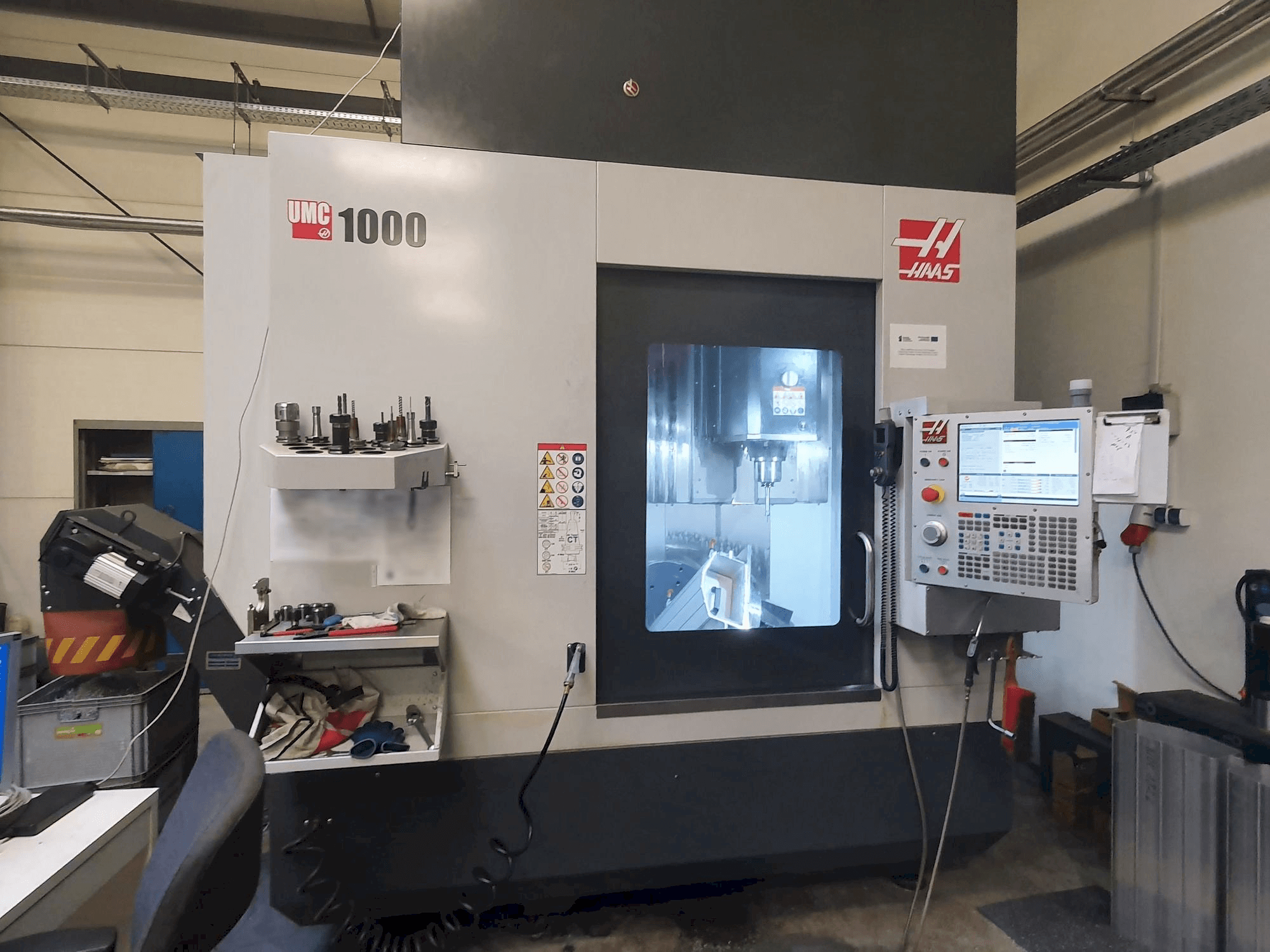 Vista Frontal da HAAS UMC-1000 máquina