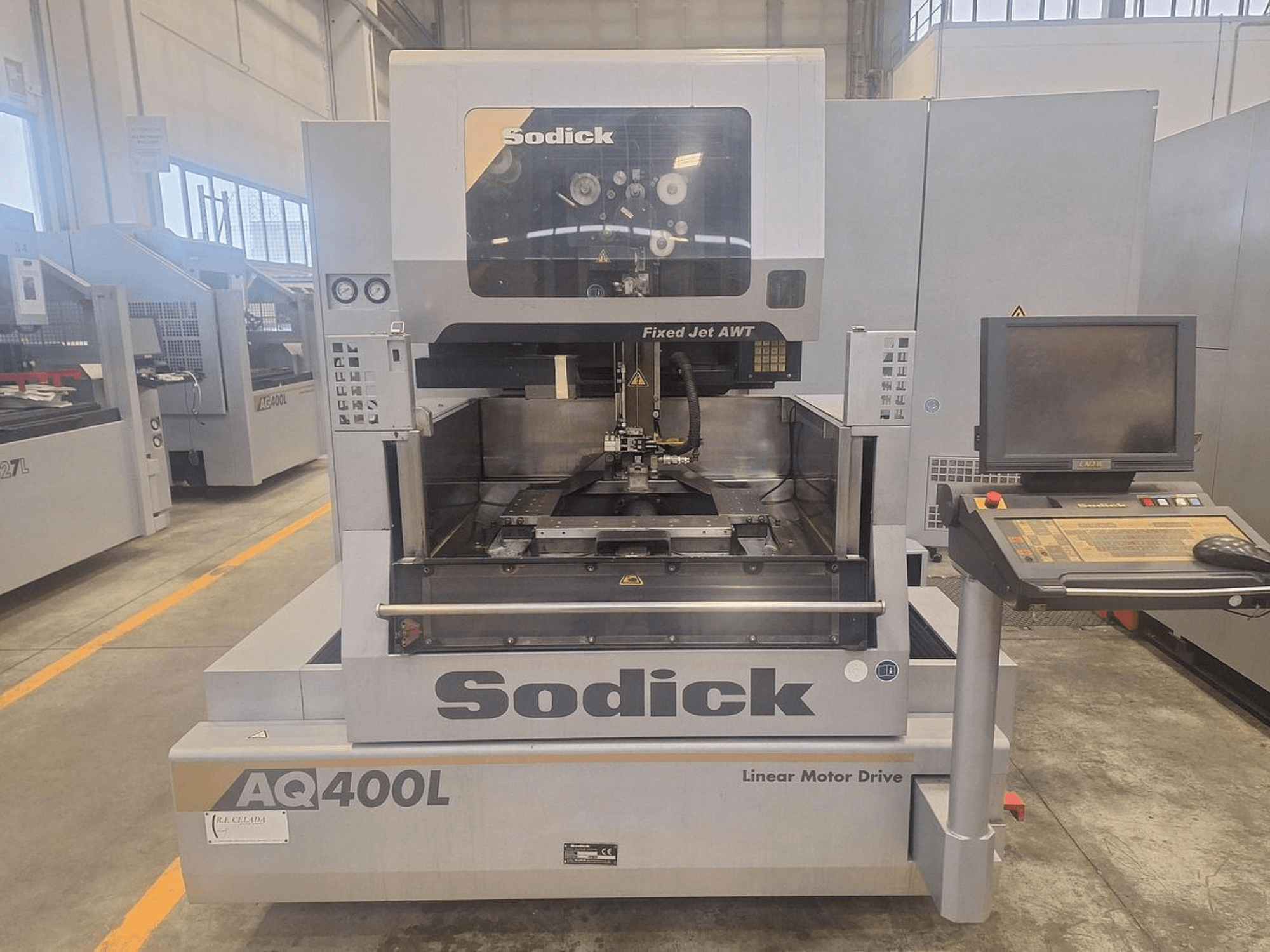 Máquina de motor linear Sodick AQ400L mostrada de frente, com um painel de controlo e área de trabalho interna.