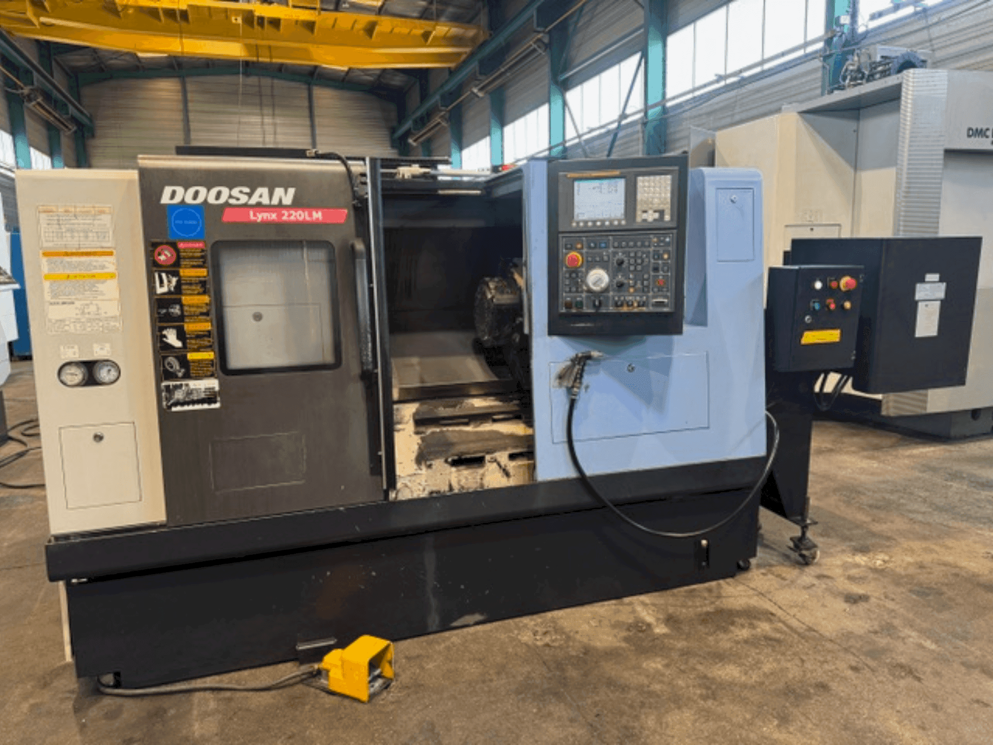 Vista Frontal da DOOSAN LYNX 220 LMA máquina