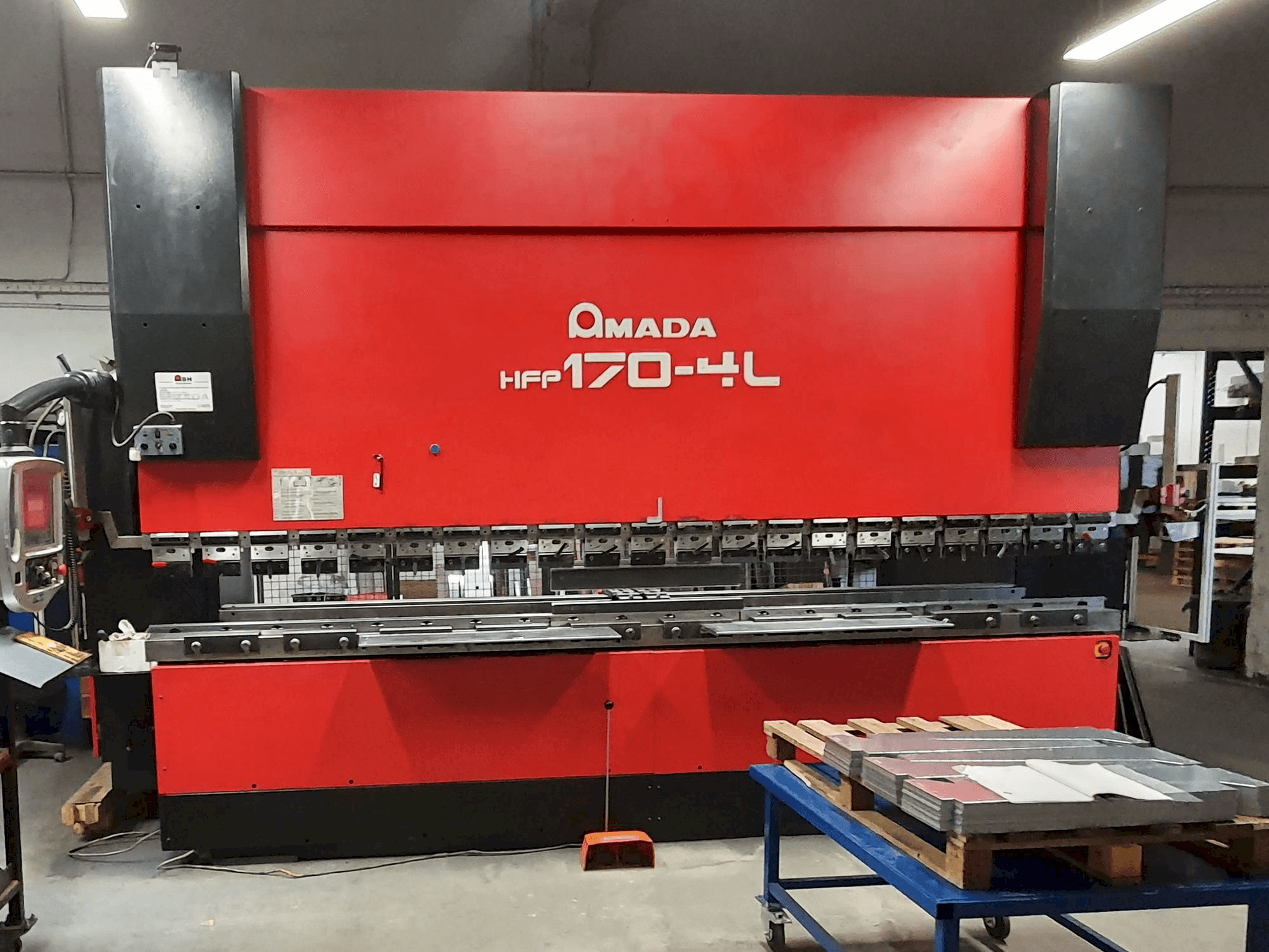 Vista Frontal da AMADA HFP 170-4 L máquina