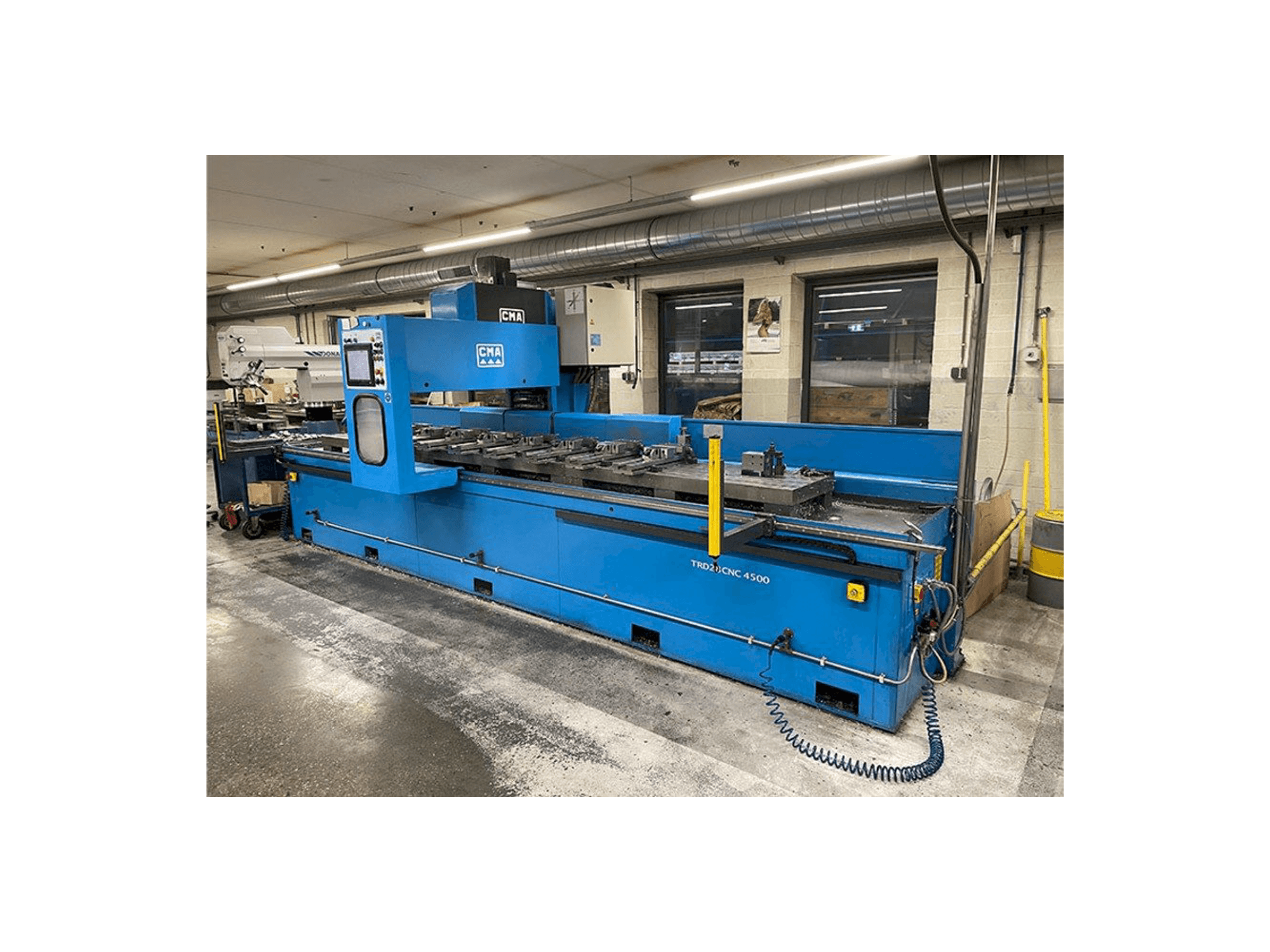 Vista Frontal da CMA TRD28CNC 4500 máquina