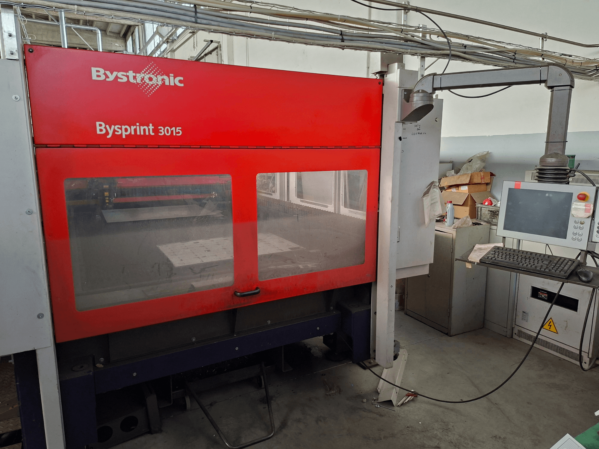Máquina de corte a laser de CO₂ Bystronic Bysprint 3015, vista frontal que mostra o painel de controlo e a área de corte a laser.