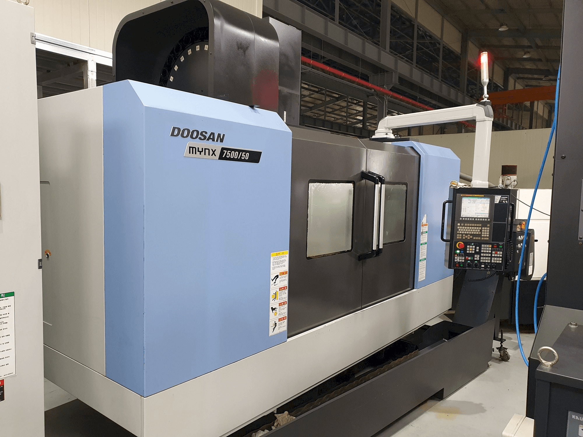 Vista Frontal da Doosan MYNX 7500/50 máquina