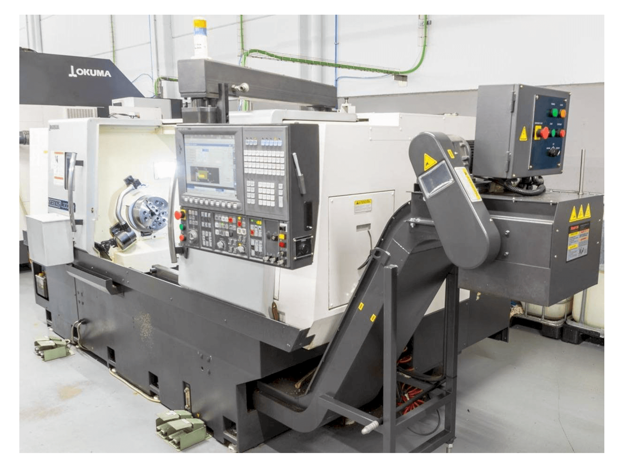 Vista Frontal da Okuma Genos L300E-M máquina