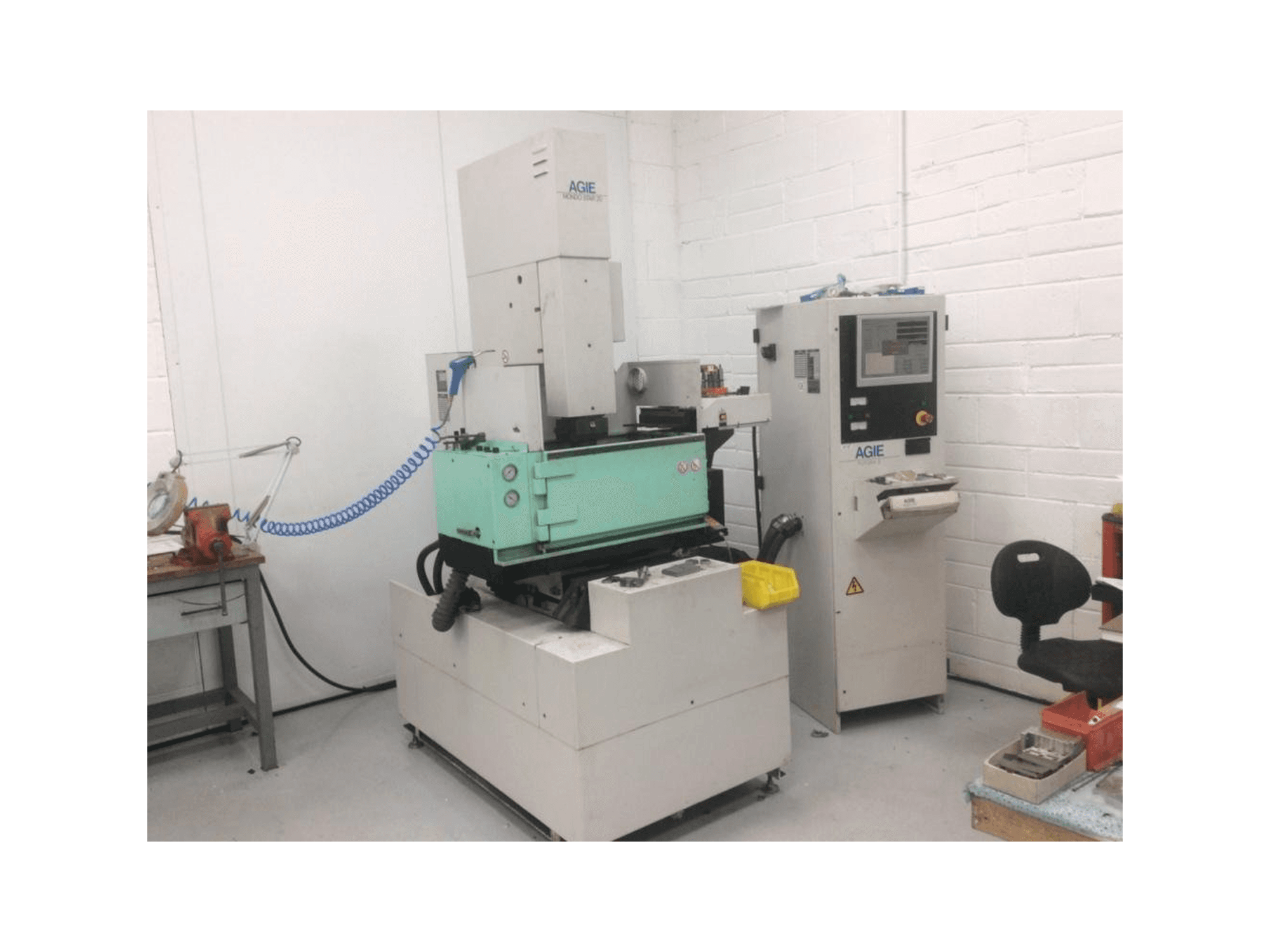 Vista Frontal da AGIE Mondo 20 Star máquina