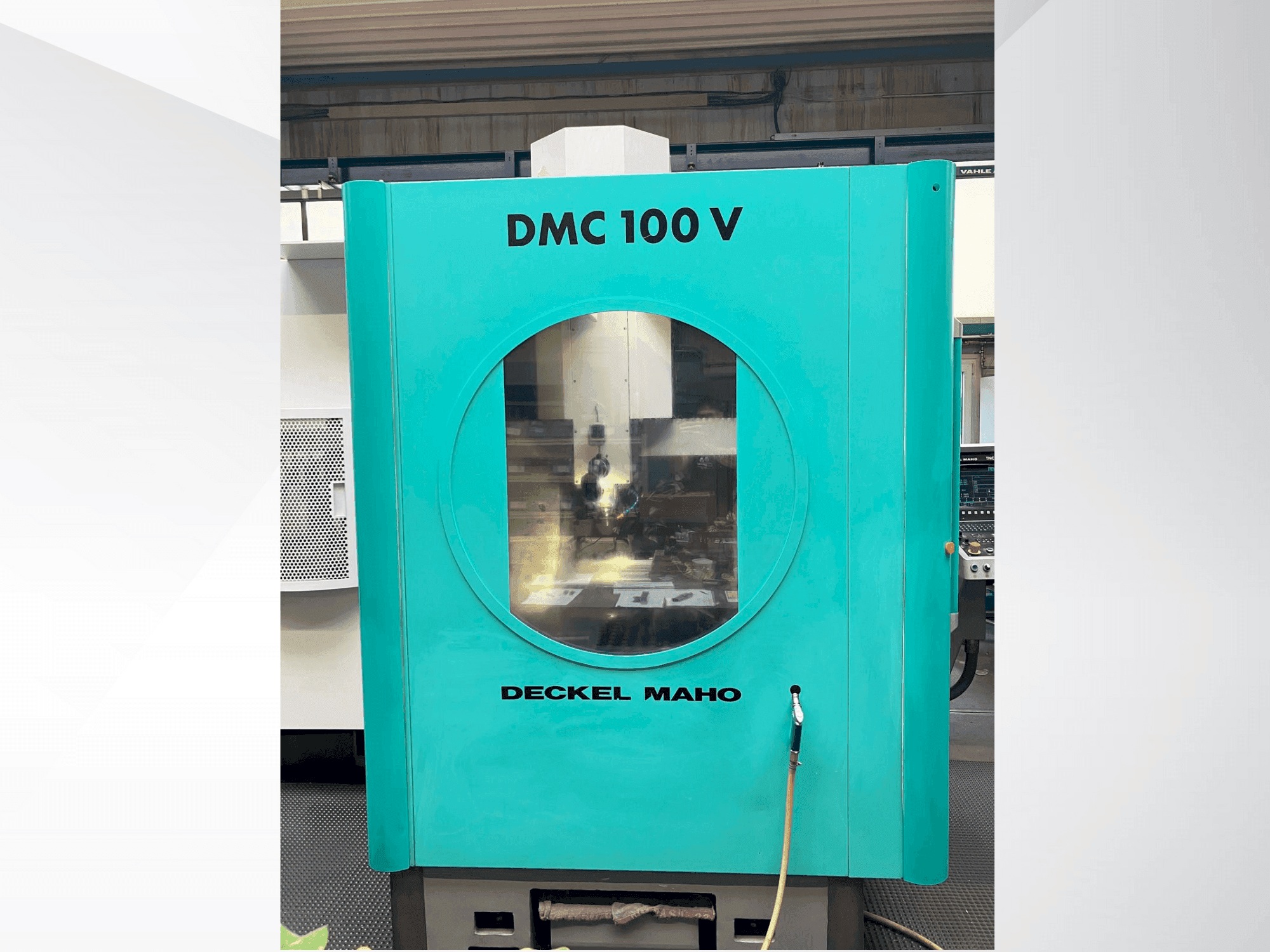 Vista Frontal da DECKEL MAHO DMC 100V máquina