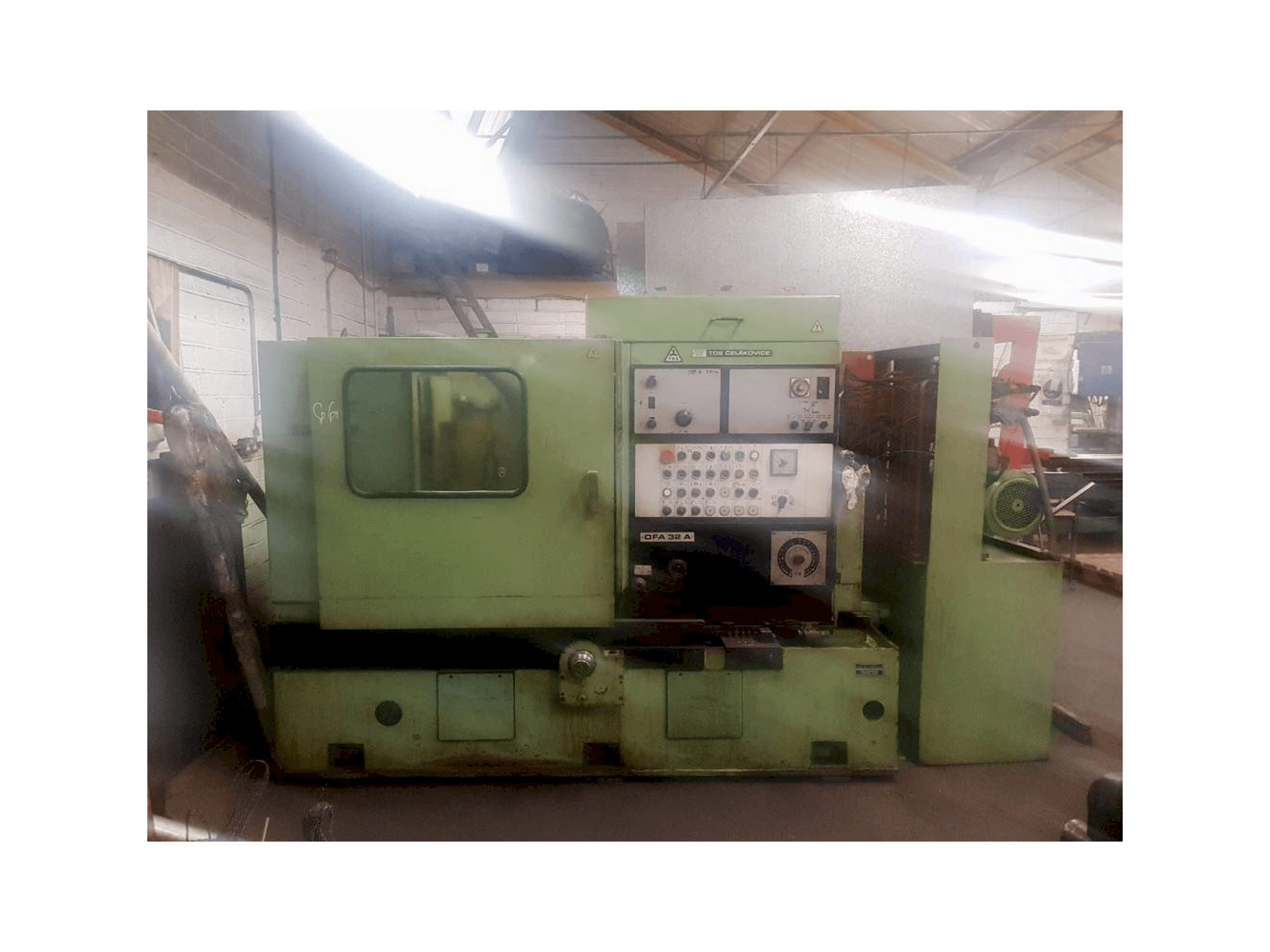 Vista Frontal da TOS OFA 32 A máquina