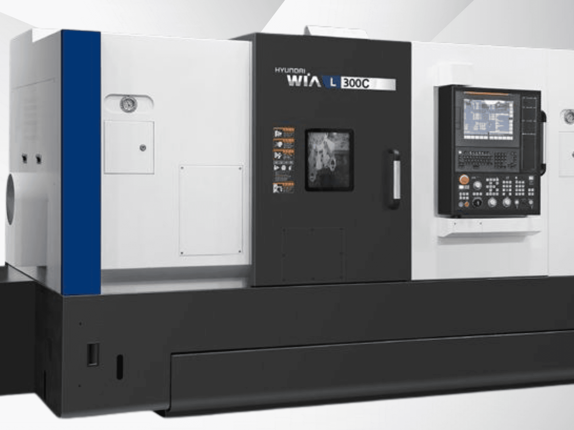 Torno CNC Hyundai WIA L300C, vista frontal, com painel de controlo e visor operacional. Apresenta um design elegante e moderno.