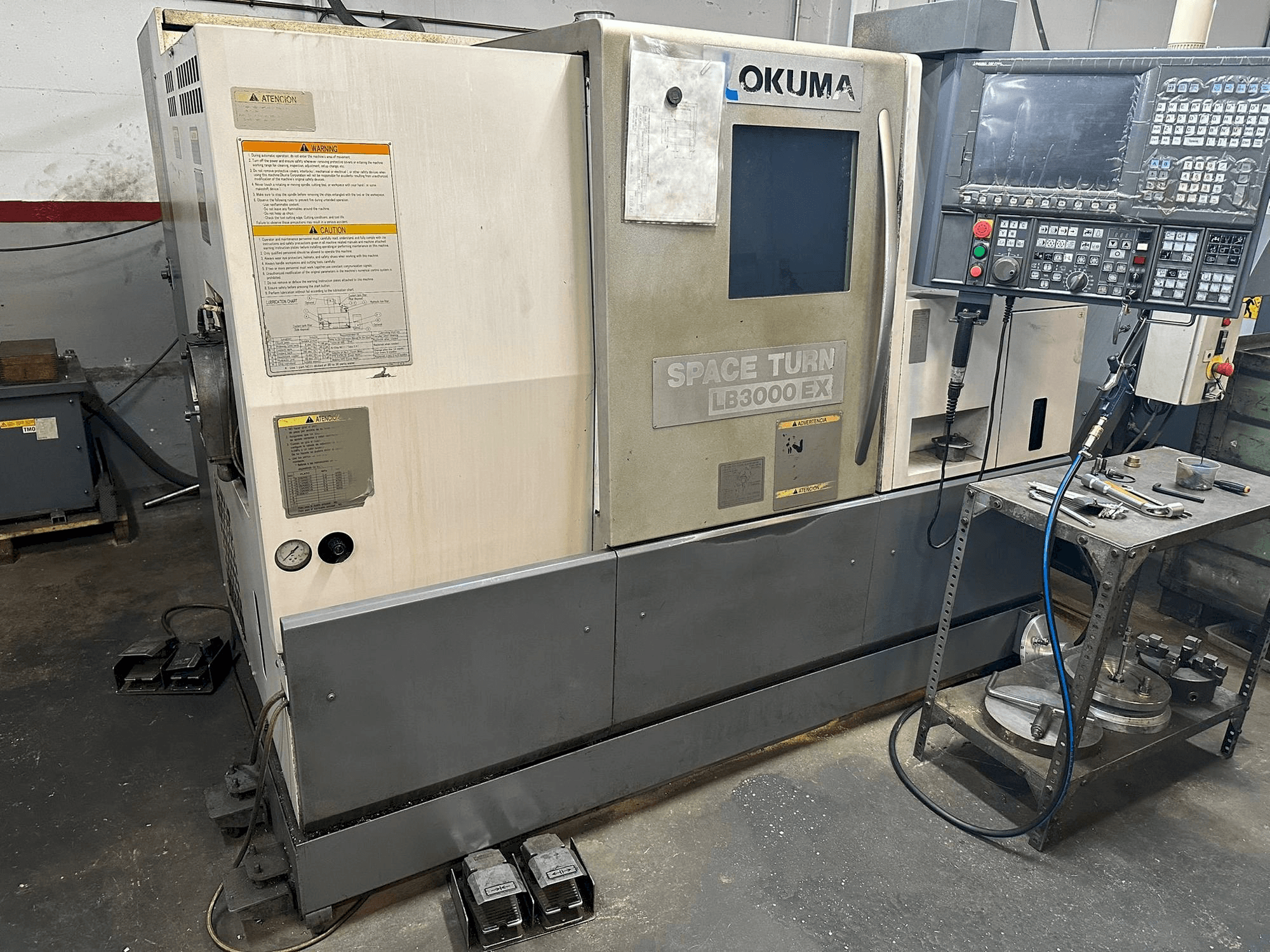 Vista Frontal da Okuma LB 3000EX máquina