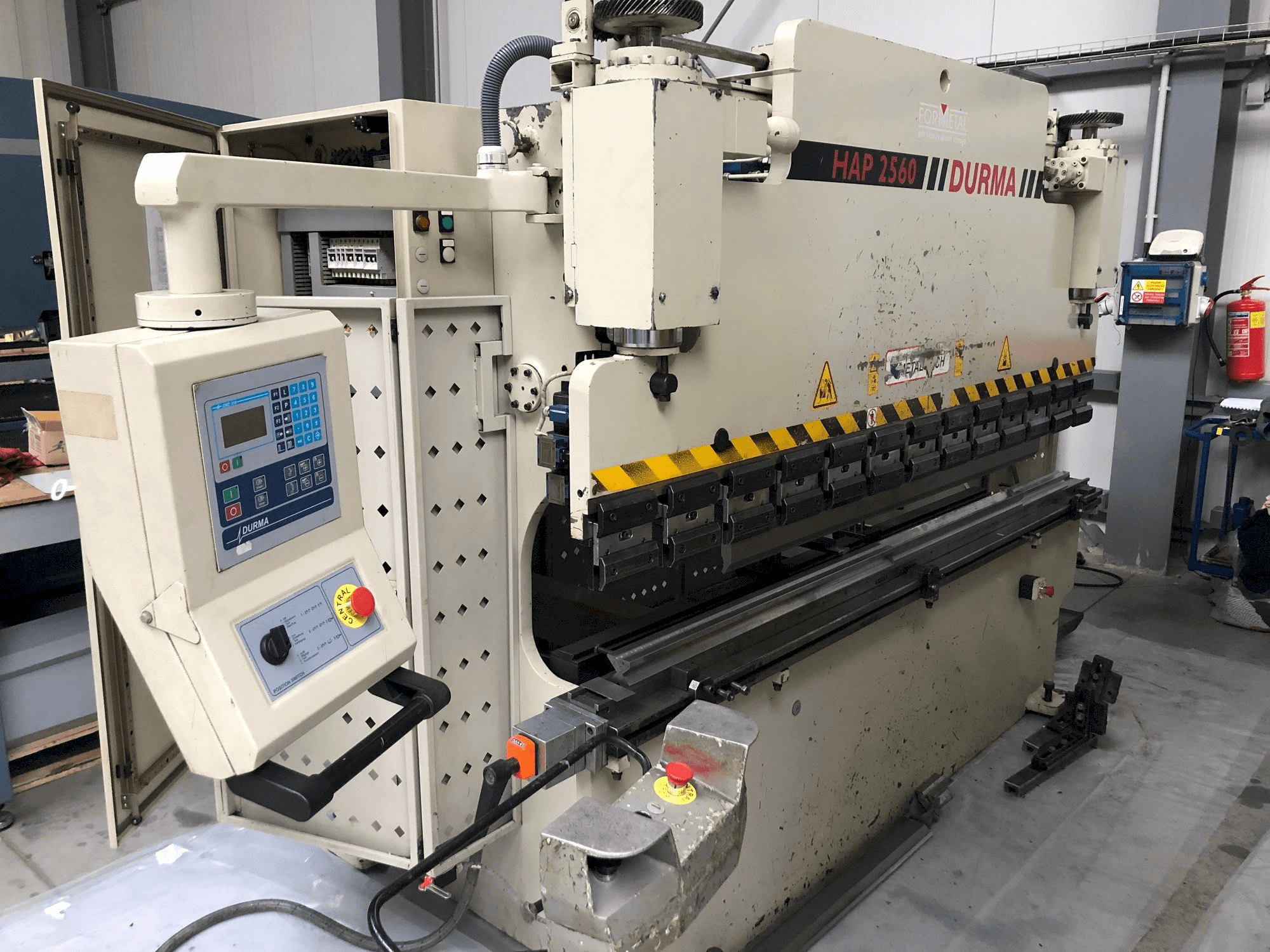 Vista Frontal da Durma HAP 2560 máquina