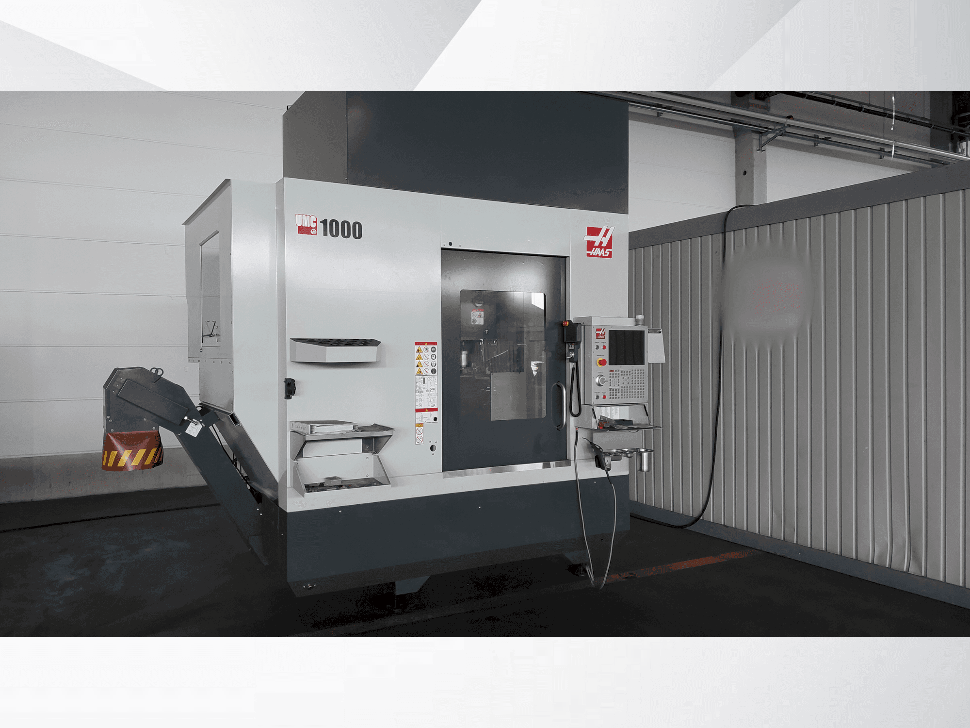 Vista Frontal da HAAS UMC 1000 máquina