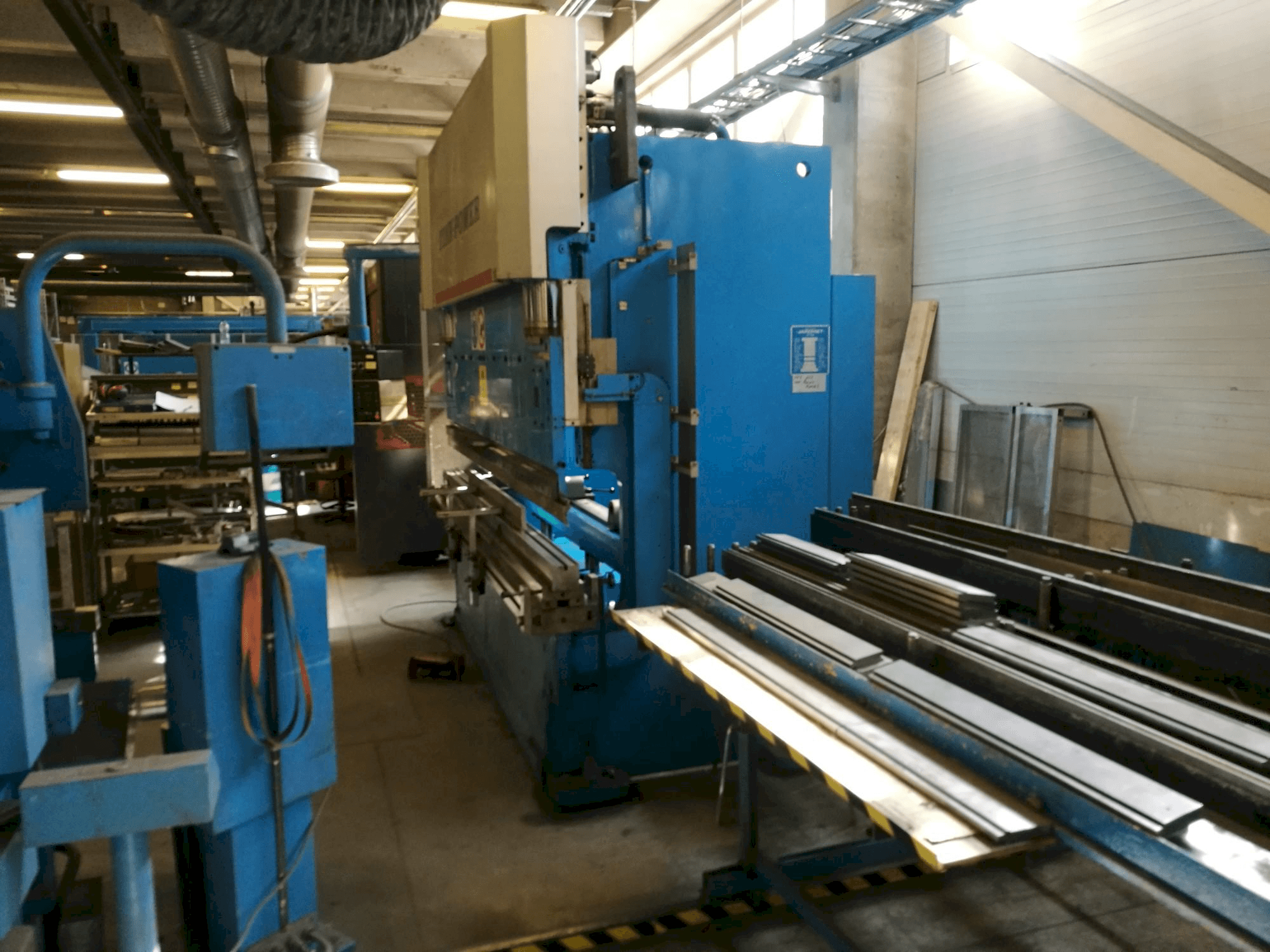 Vista Frontal da Finn-Power JAROMET CNC J 100 -3000 máquina