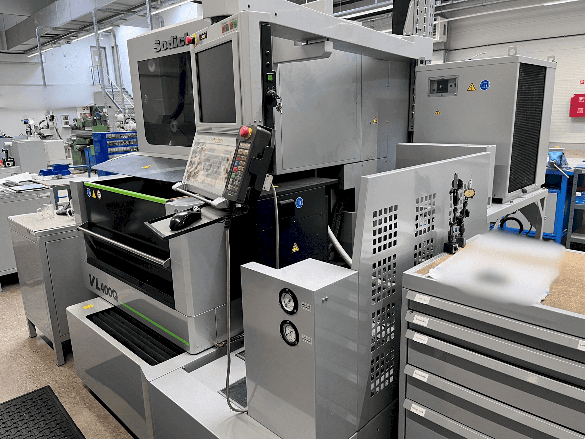 Vista Frontal da Sodick VL 400Q máquina