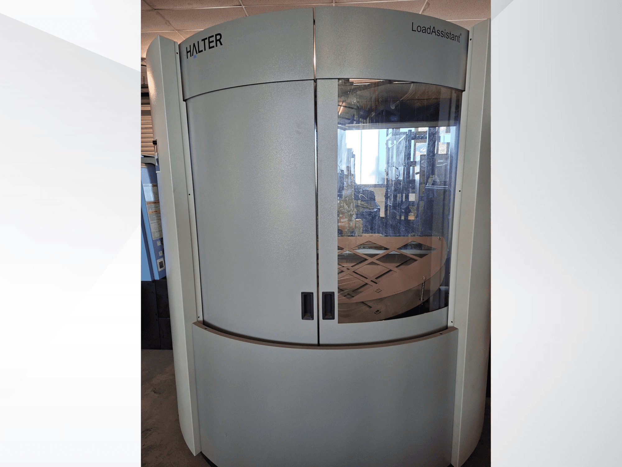 Braço robótico HALTER LoadAssistant Universal Big 70, vista frontal, revelando um design elegante com portas transparentes e uma plataforma de carregamento interior.