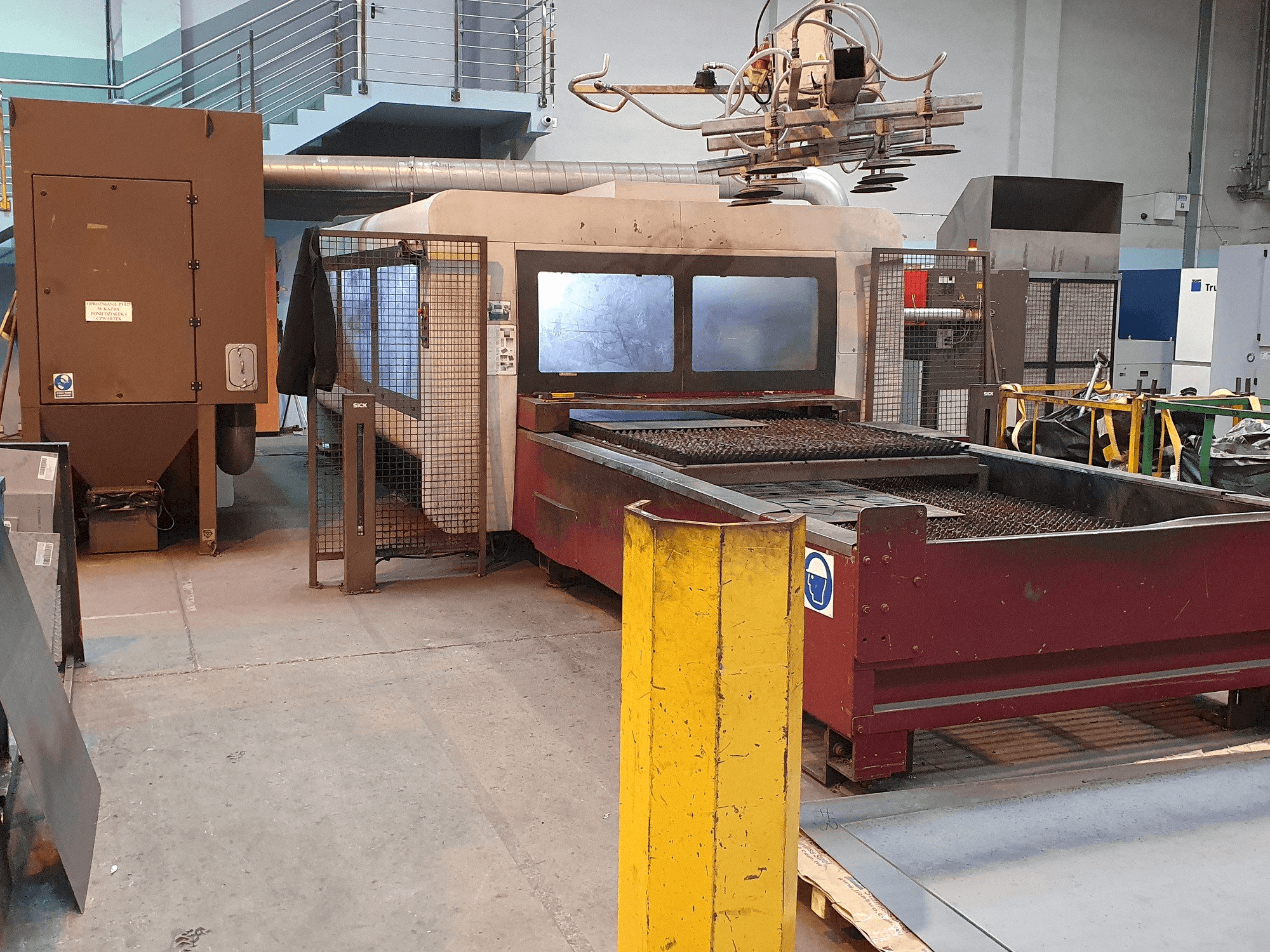 Vista Lateral Esquerda da Bystronic BySprint Pro 3015 máquina