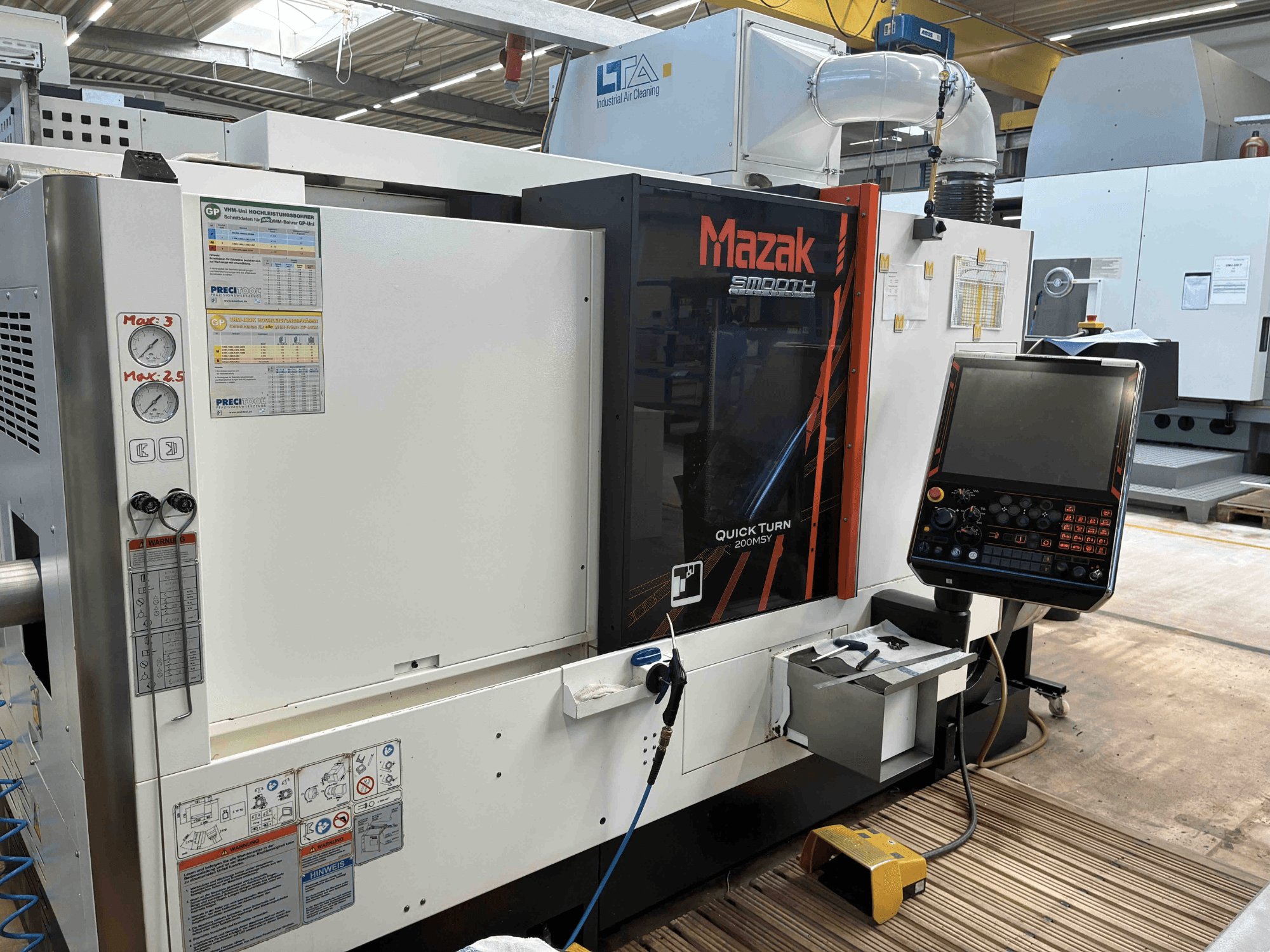 Centro de torneamento-fresagem Mazak Quick Turn Smooth 200MSY, vista frontal mostrando o painel de controlo e os indicadores operacionais.
