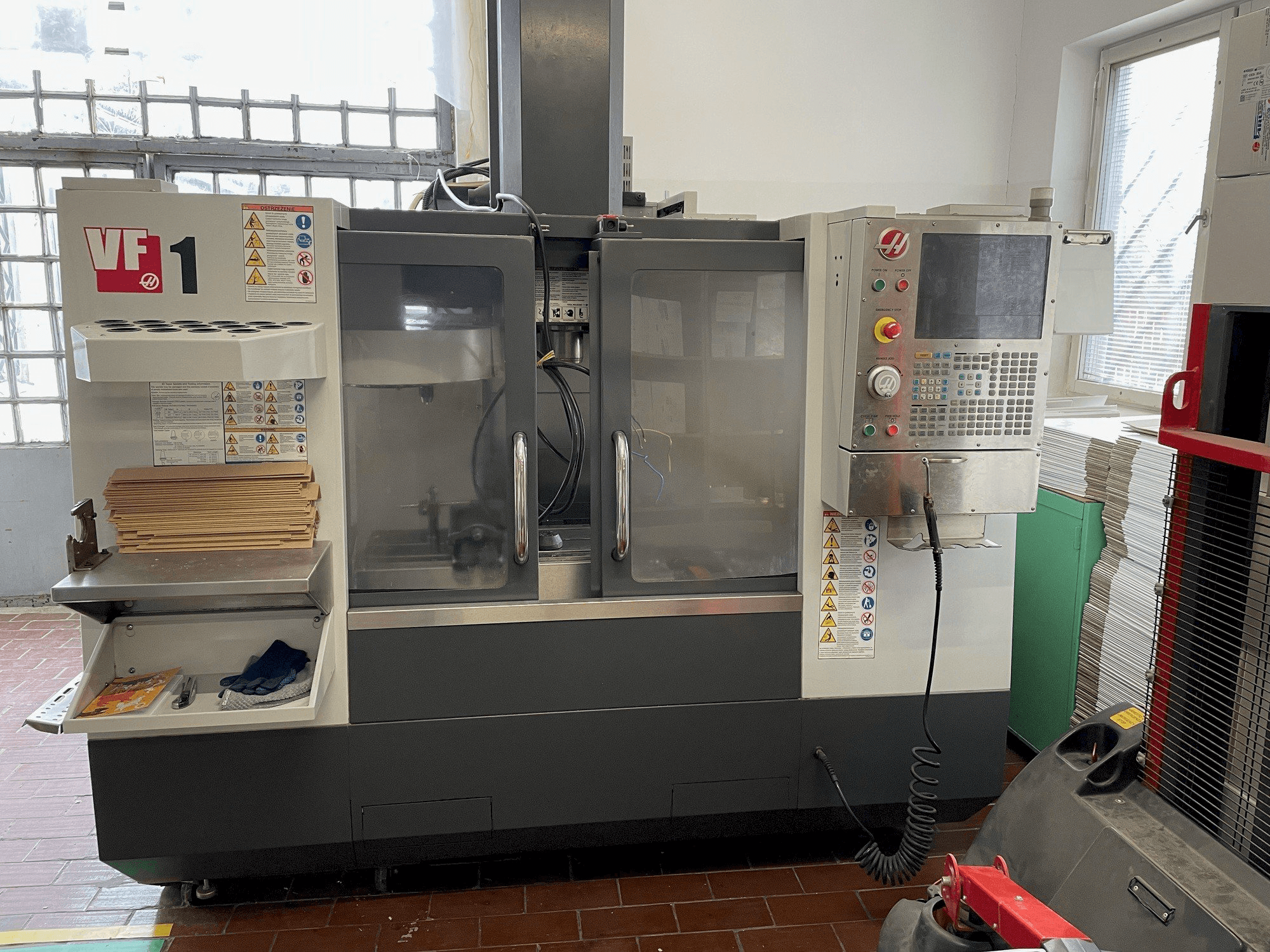 Vista Frontal da HAAS VF-1 máquina