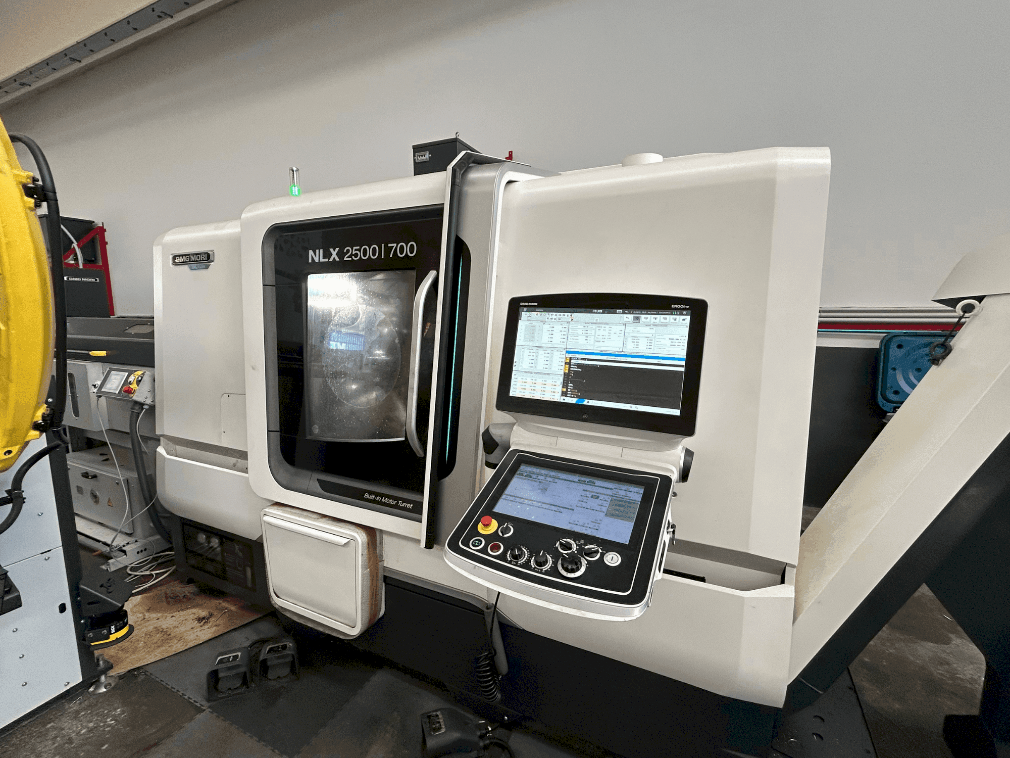Vista Frontal da DMG MORI NLX 2500 SY / 700 máquina