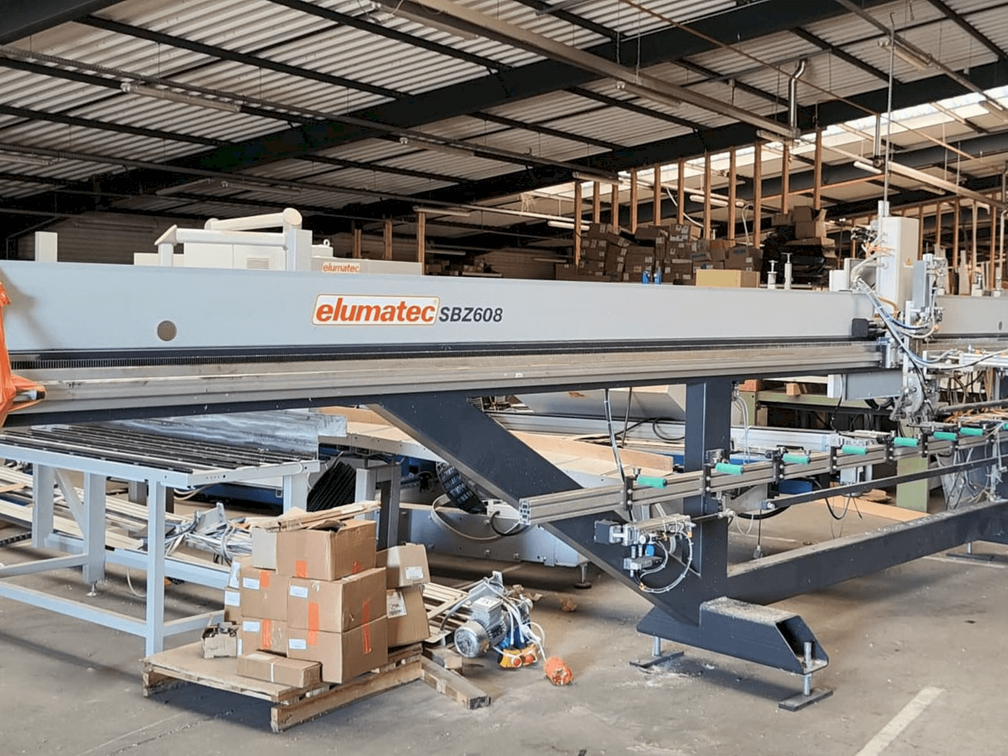 Vista Frontal da Elumatec SBZ 608 máquina