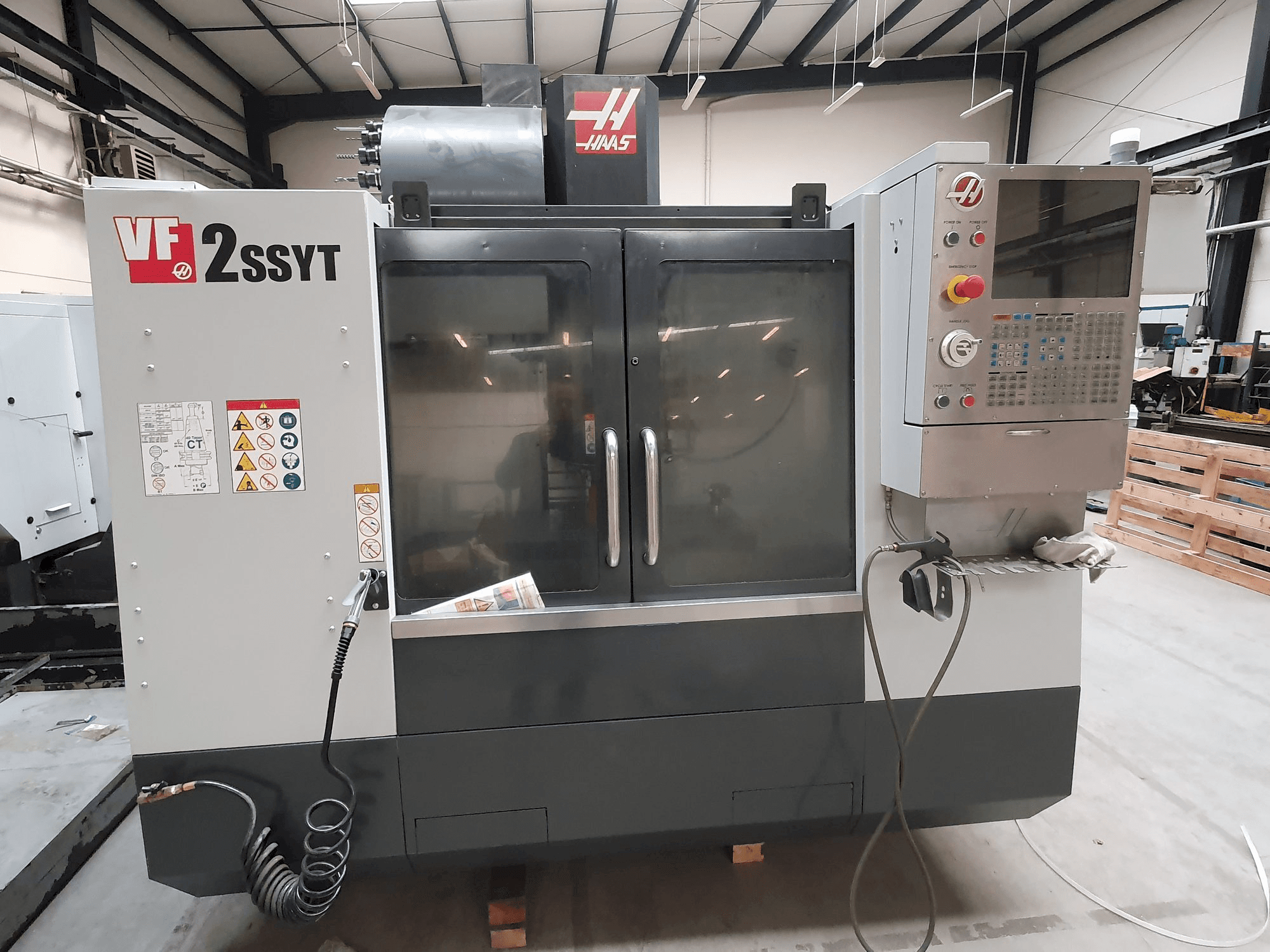 Vista Frontal da HAAS VF-2SSYT máquina