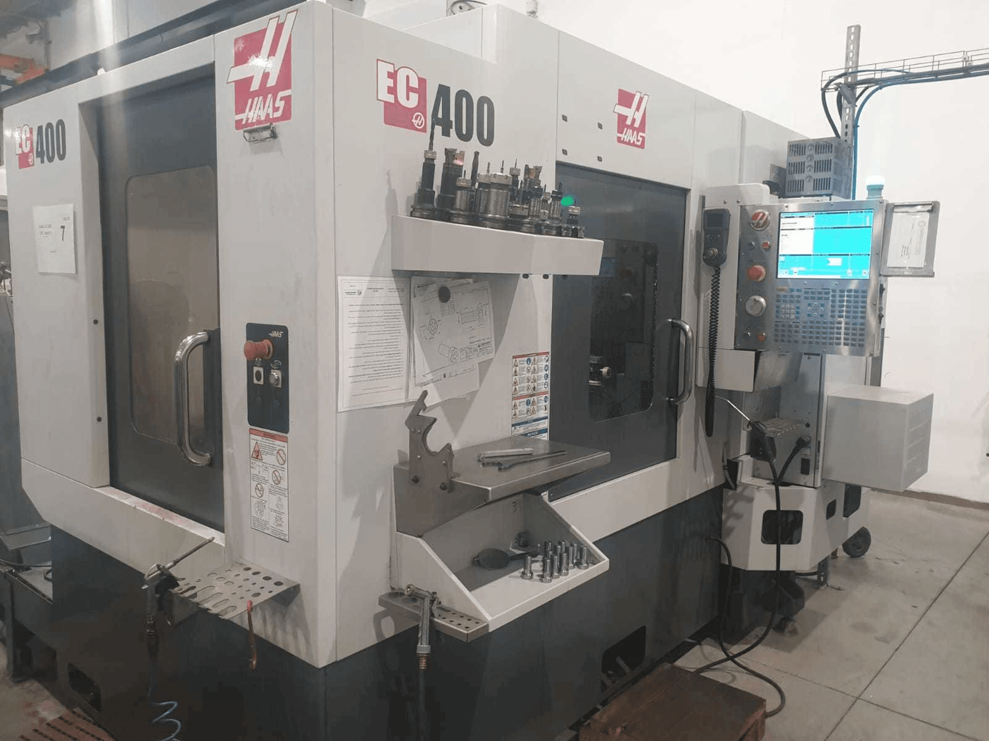 Vista Frontal da HAAS EC400 máquina