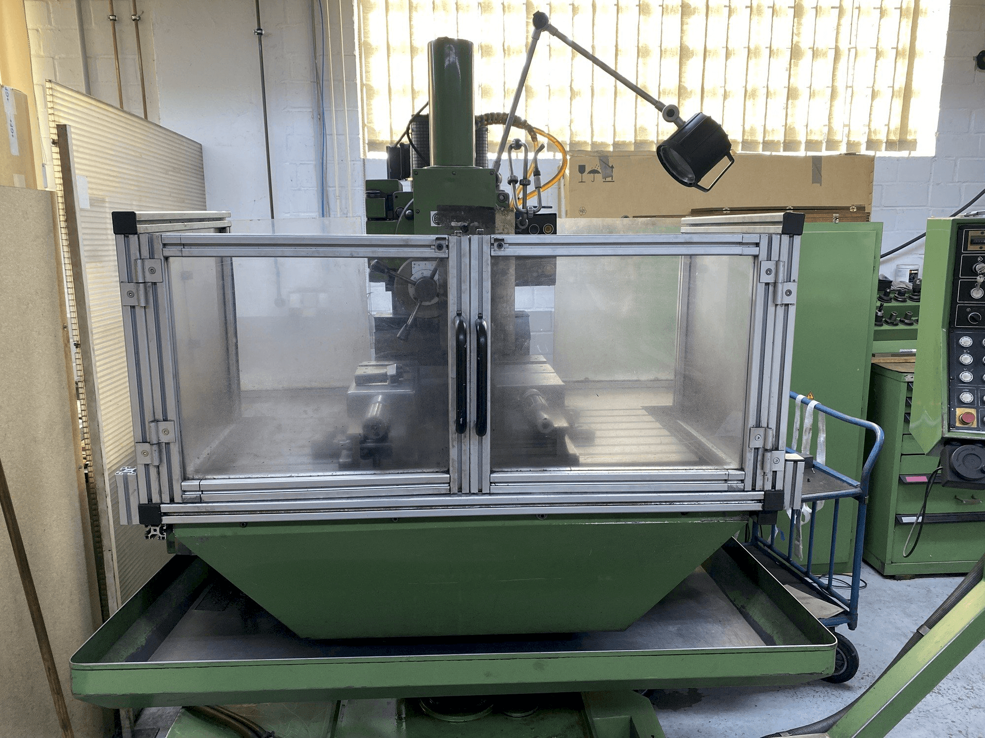 Vista Frontal da HERMLE UWF 1000 máquina