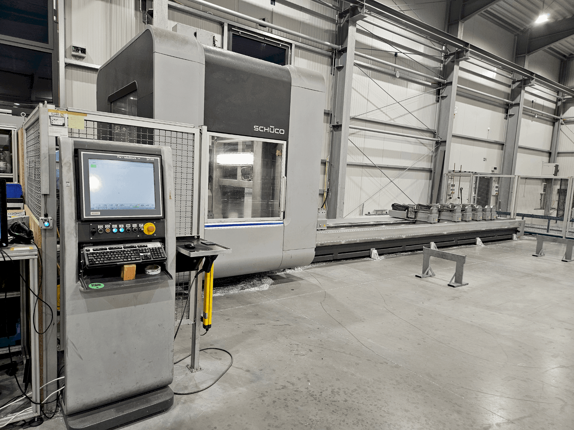 Vista Frontal da SCHÜCO DC 500 máquina