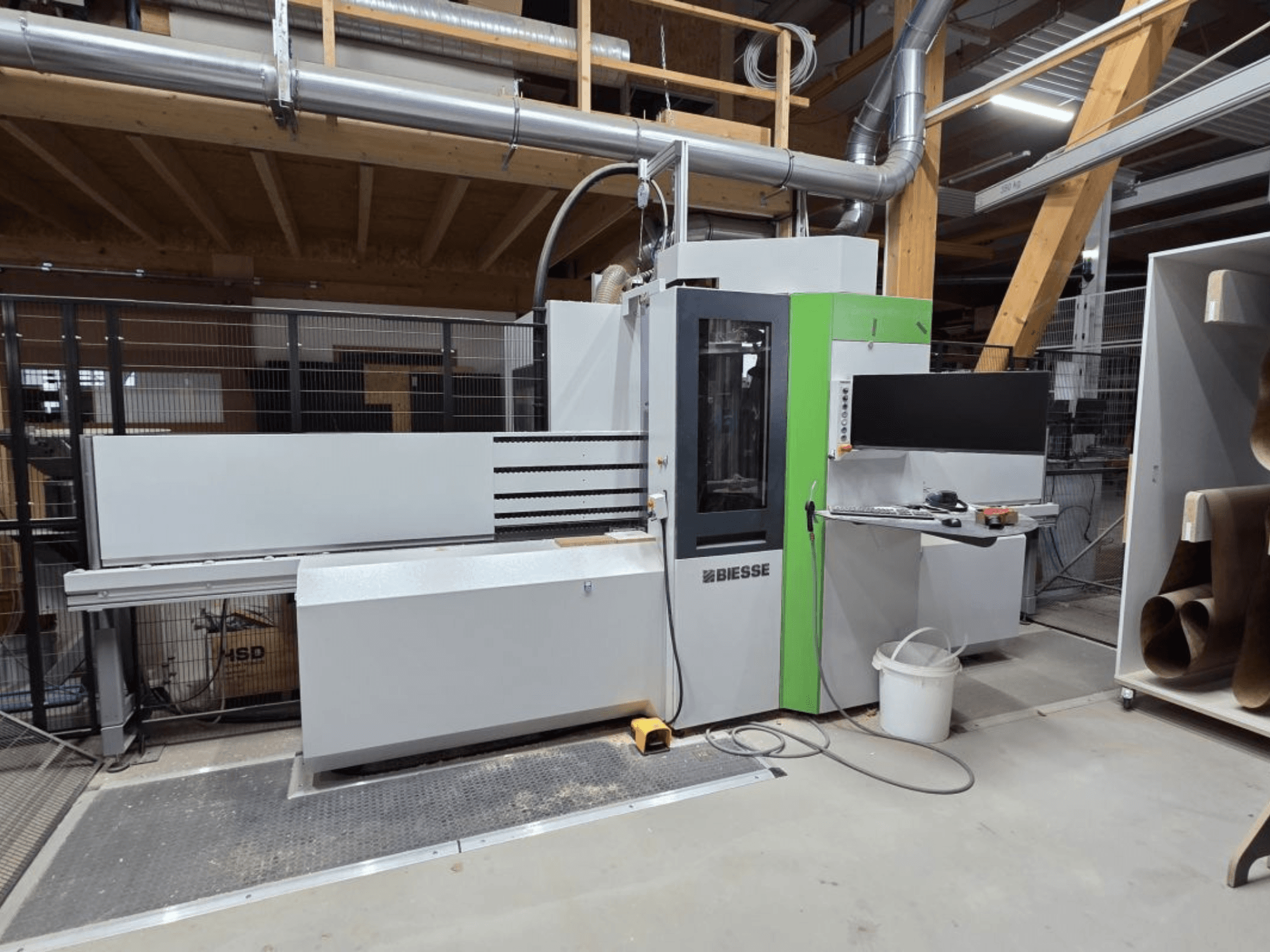 Centro de processamento CNC BIESSE Brema EKO 2.2, vista frontal, mostrando o painel de controlo e a estrutura principal com detalhes em verde.