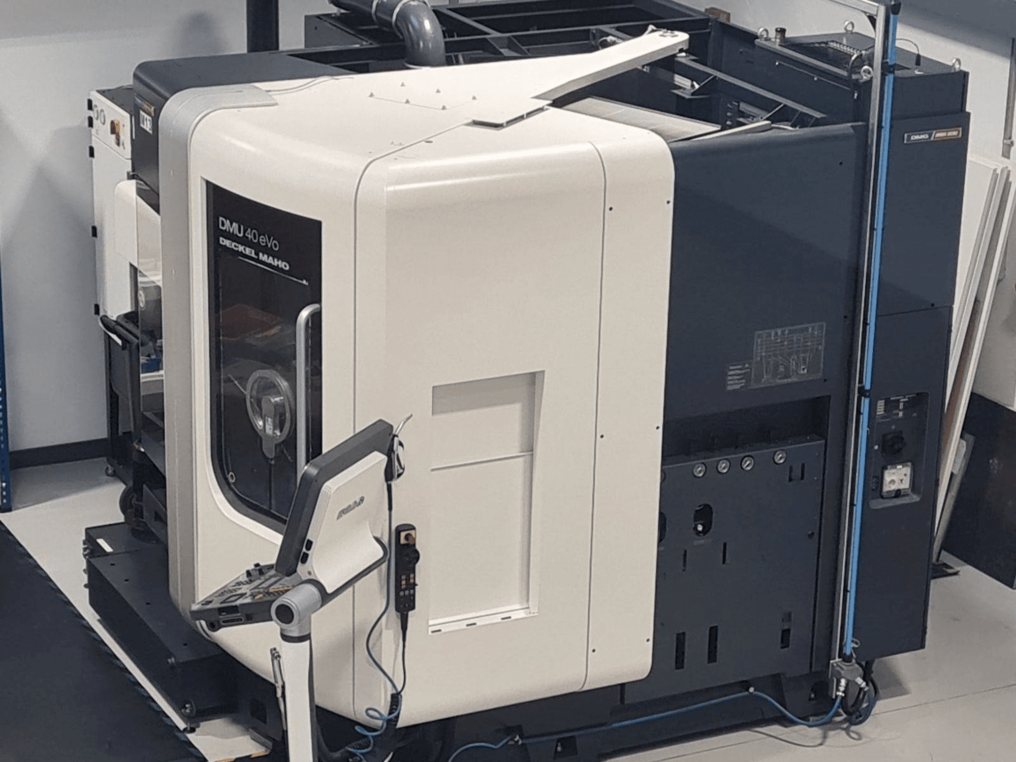 Vista Frontal da DMG MORI DMU40 eVo máquina