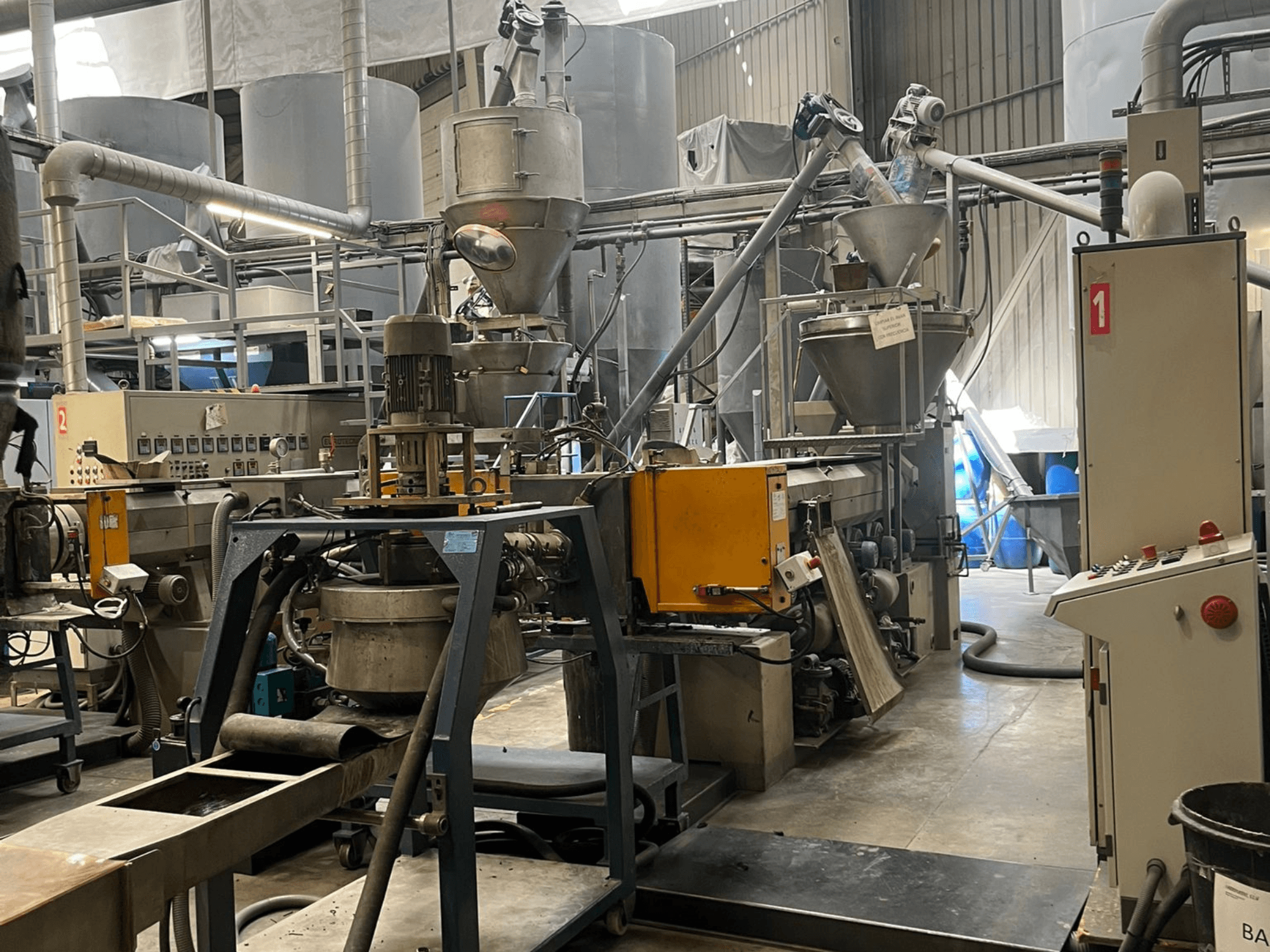 Extrusora de parafuso único EUROTECNO E12535D em ambiente fabril, equipada com componentes de processamento, tremonhas e painel de controlo.