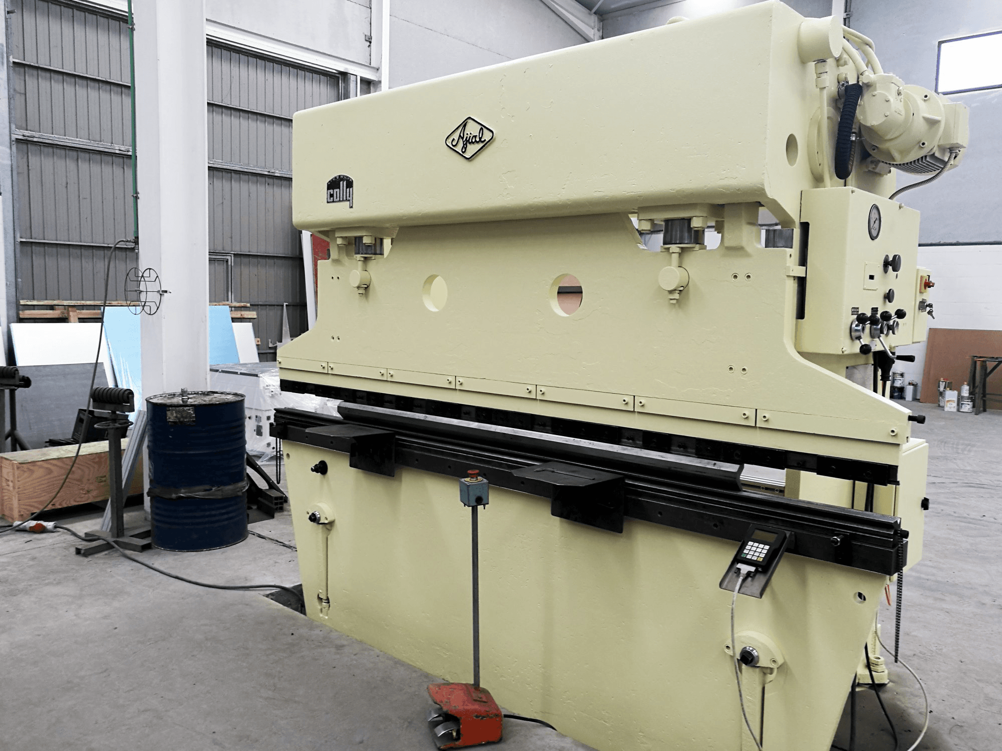 Vista Direita da Ajial Colly 89 máquina