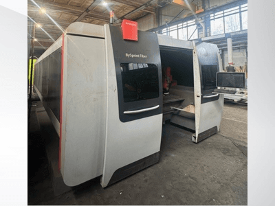 Máquina BySprint Fiber da Brünswick, vista frontal mostrando aberturas duplas, painel de controlo com ecrã tátil e espaço de trabalho industrial no interior.