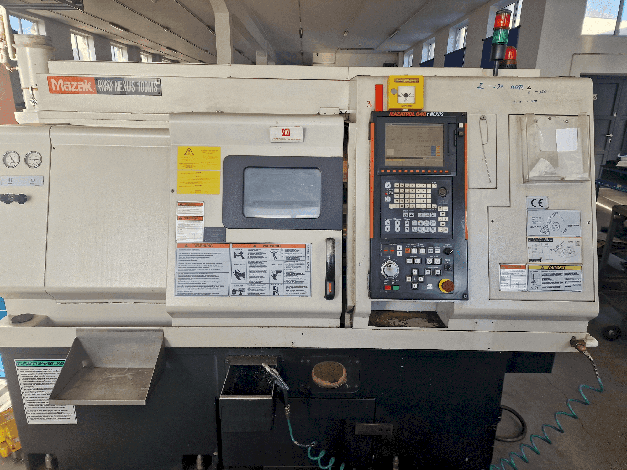 Vista Frontal da Mazak QTN-100 MS máquina
