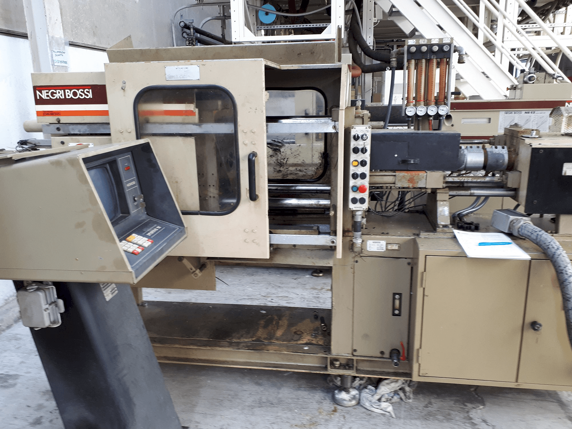 Vista Frontal da Negri Bossi NB 60 máquina