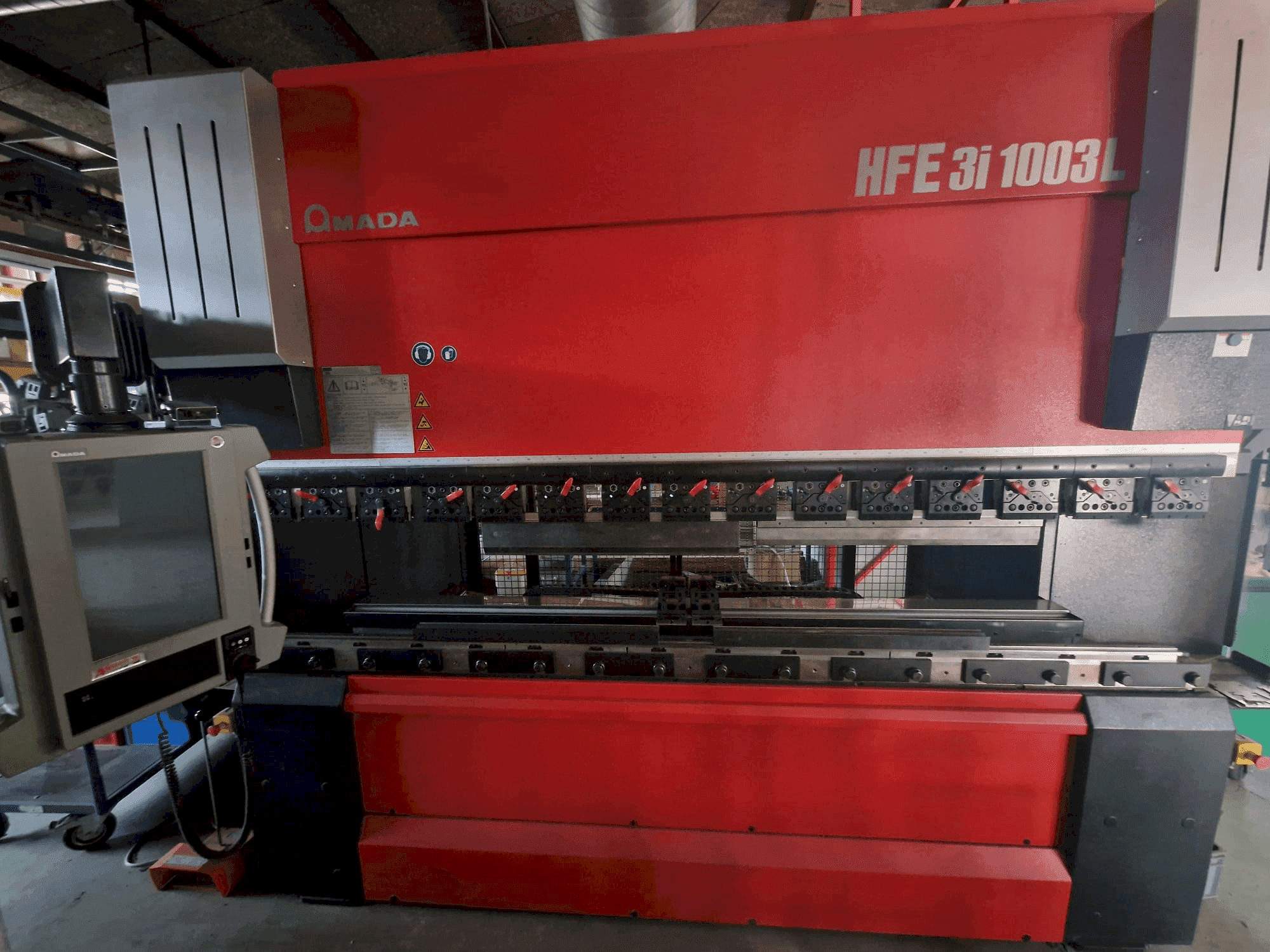 Vista Frontal da AMADA HFE 3L 1003 máquina